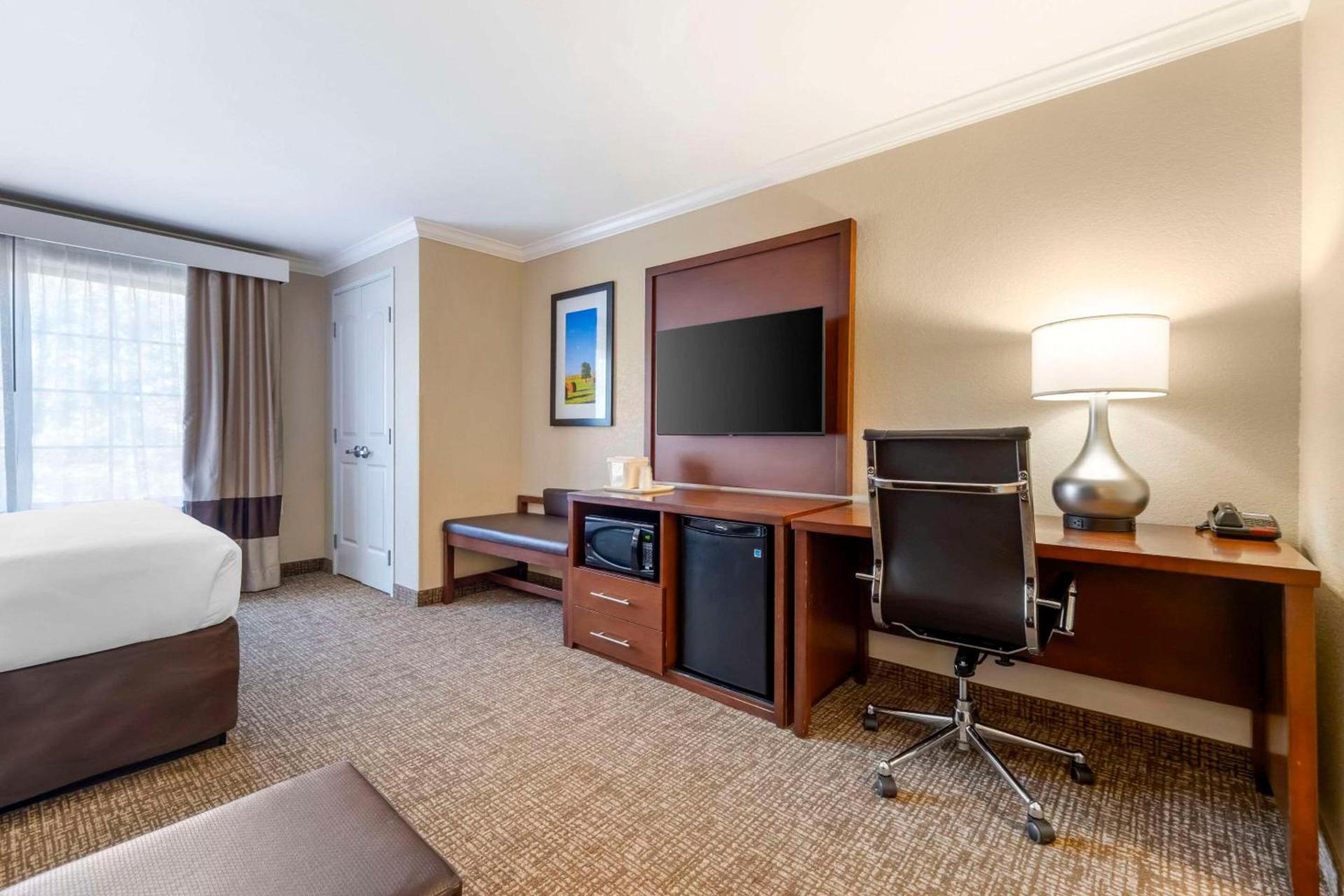 Comfort Suites Elizabethtown photo 20