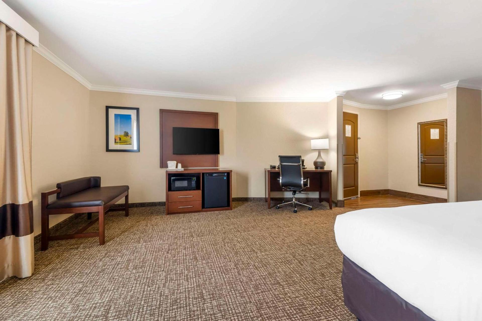 Comfort Suites Elizabethtown photo 23