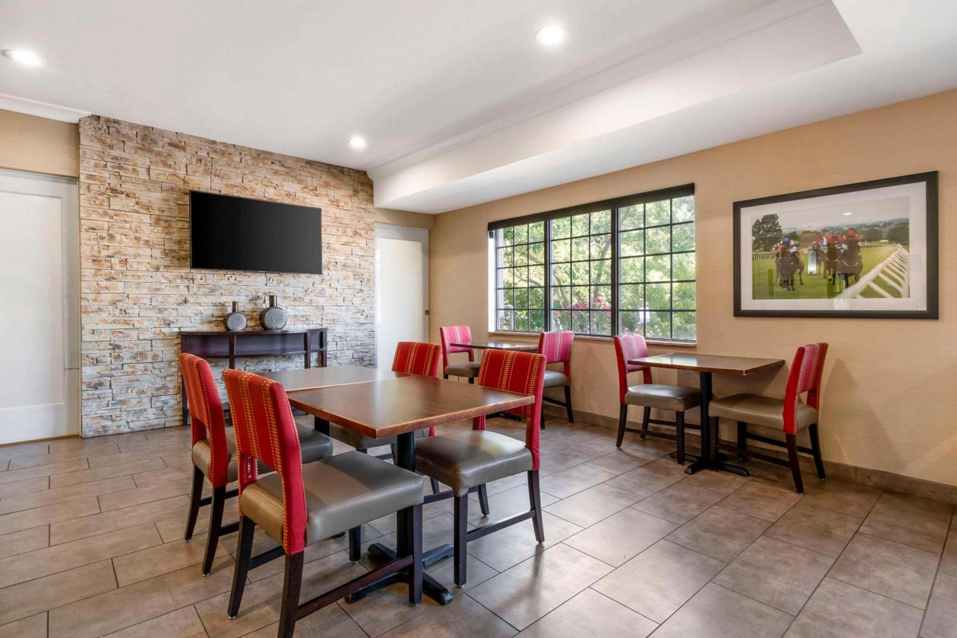 Comfort Suites Elizabethtown photo 31