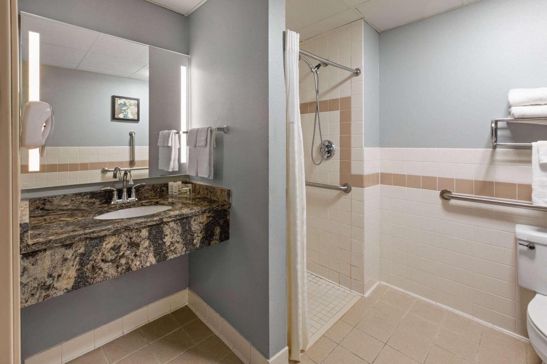AmericInn by Wyndham North Branch photo 33