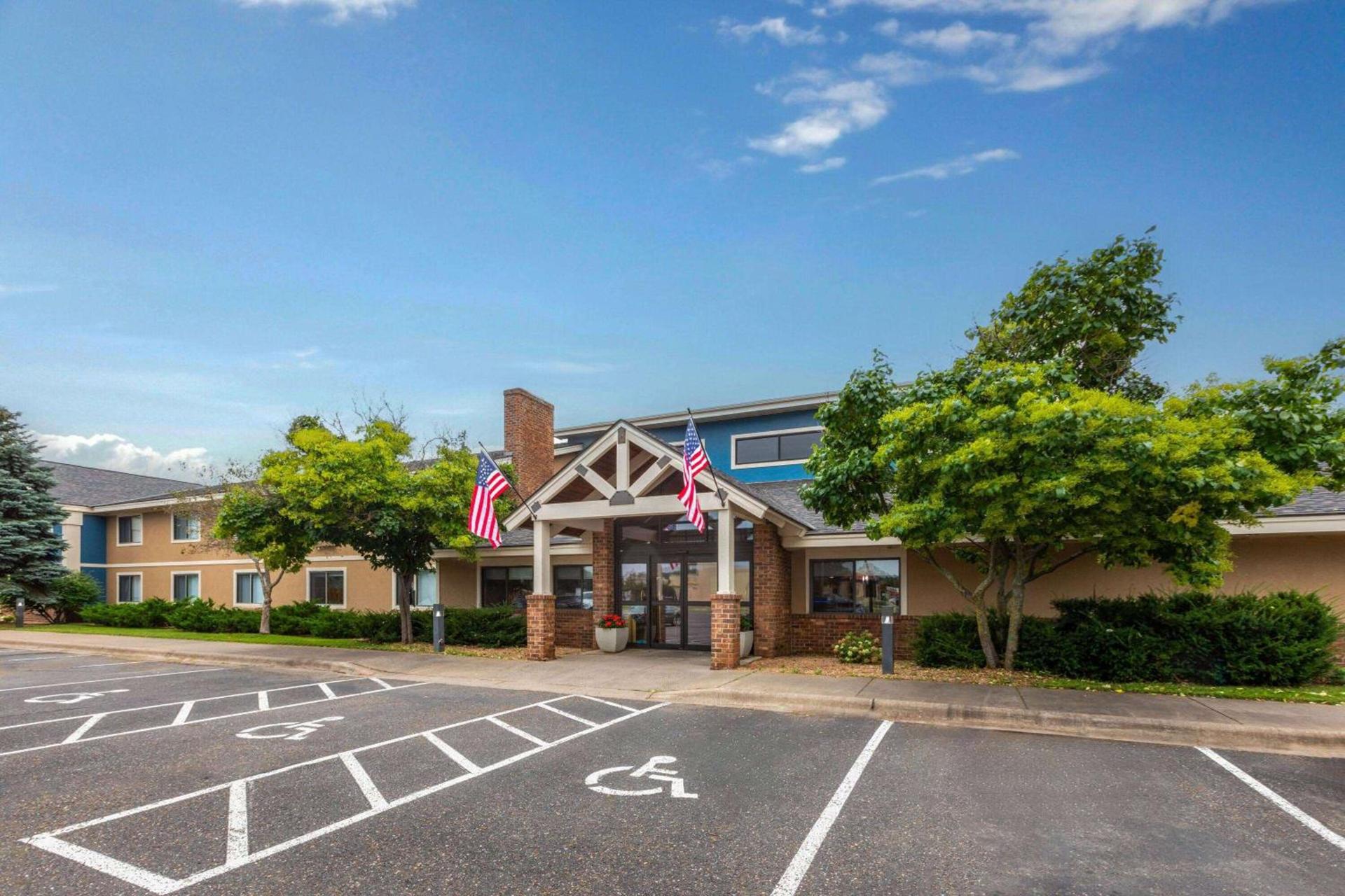 AmericInn by Wyndham North Branch photo 3