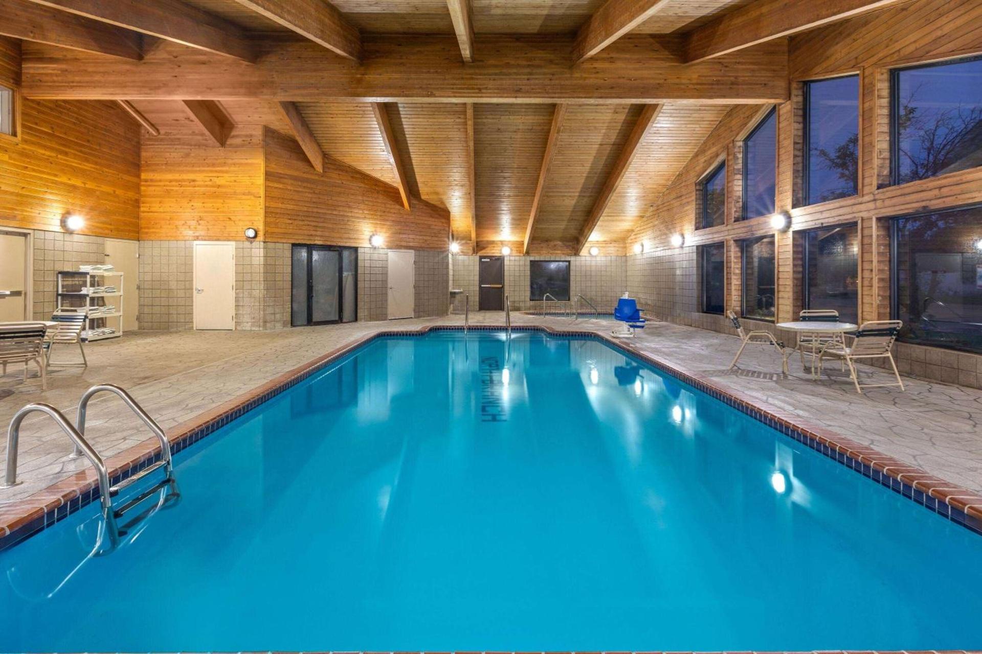 AmericInn by Wyndham North Branch photo 9