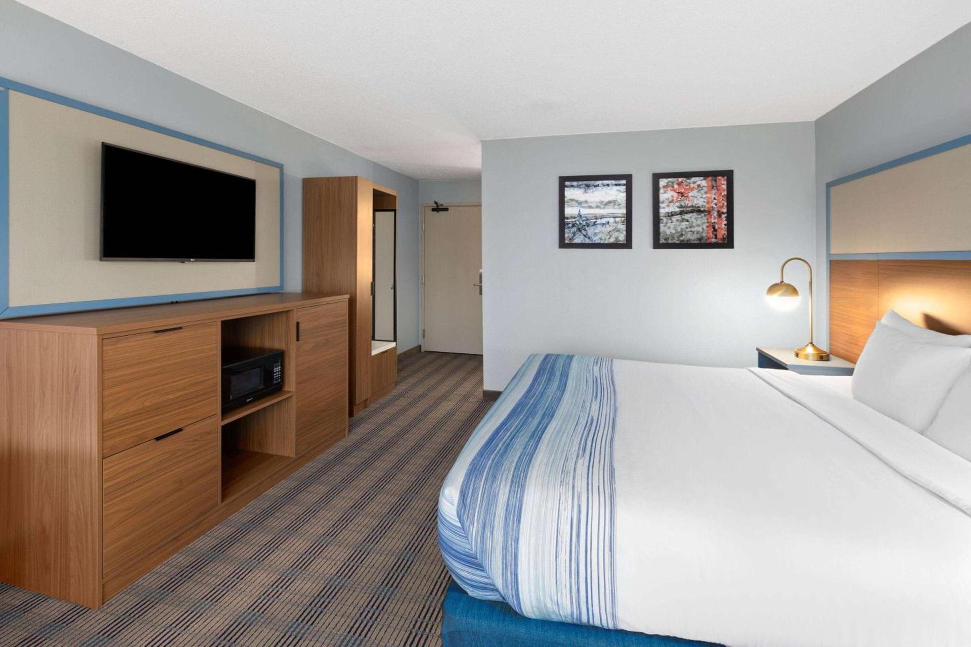 AmericInn by Wyndham North Branch photo 11