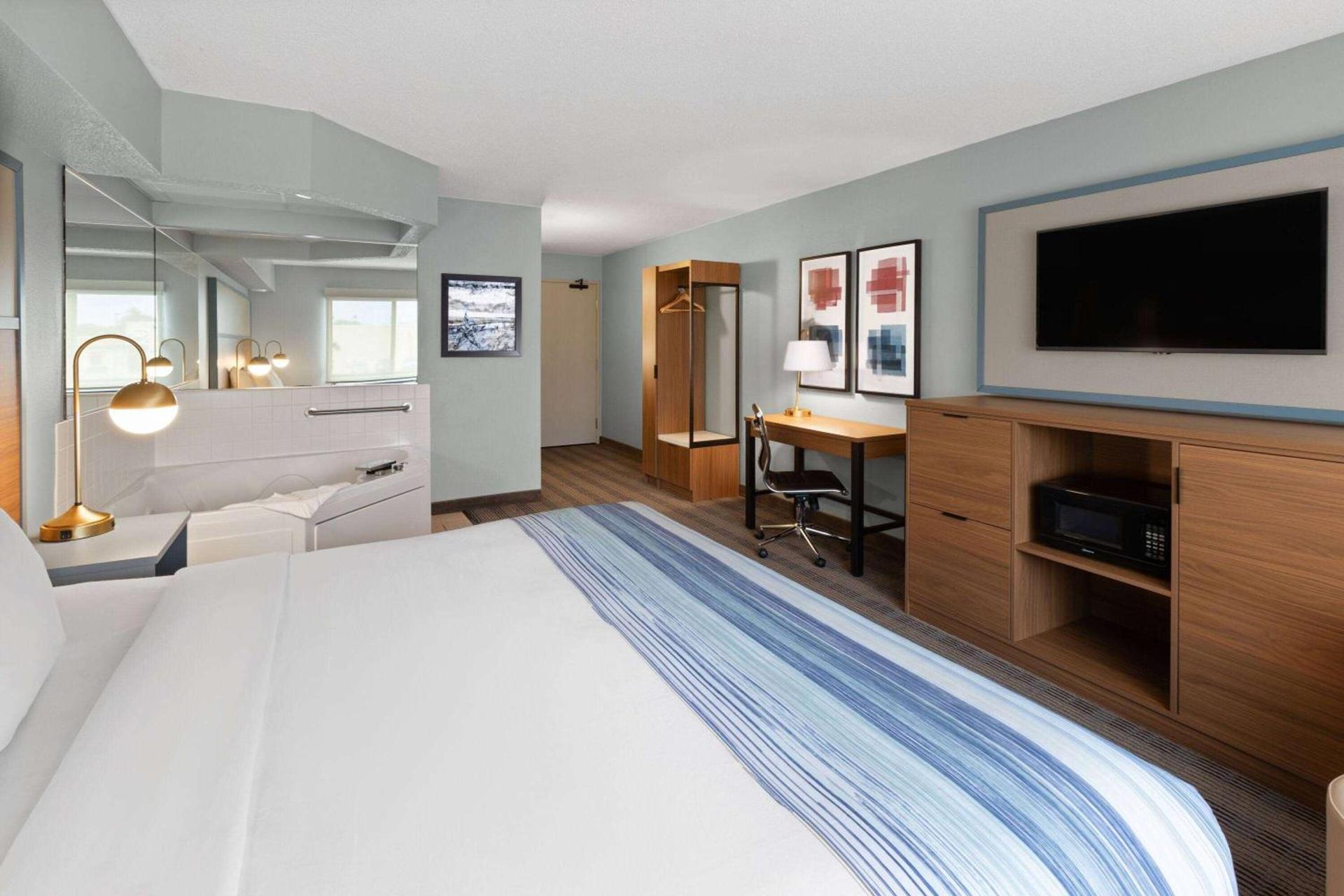 AmericInn by Wyndham North Branch photo 13