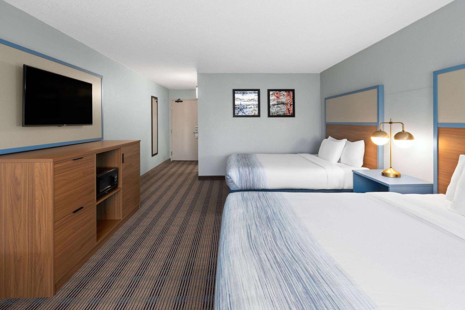 AmericInn by Wyndham North Branch photo 17