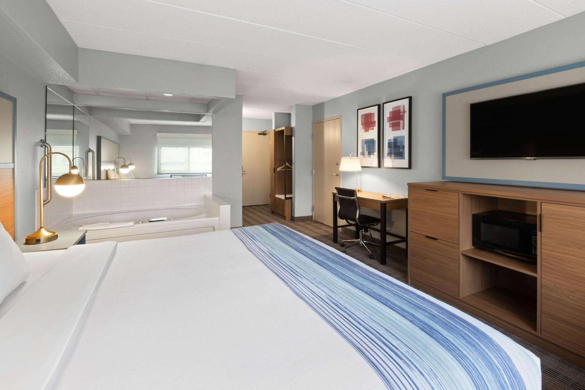 AmericInn by Wyndham North Branch photo 19