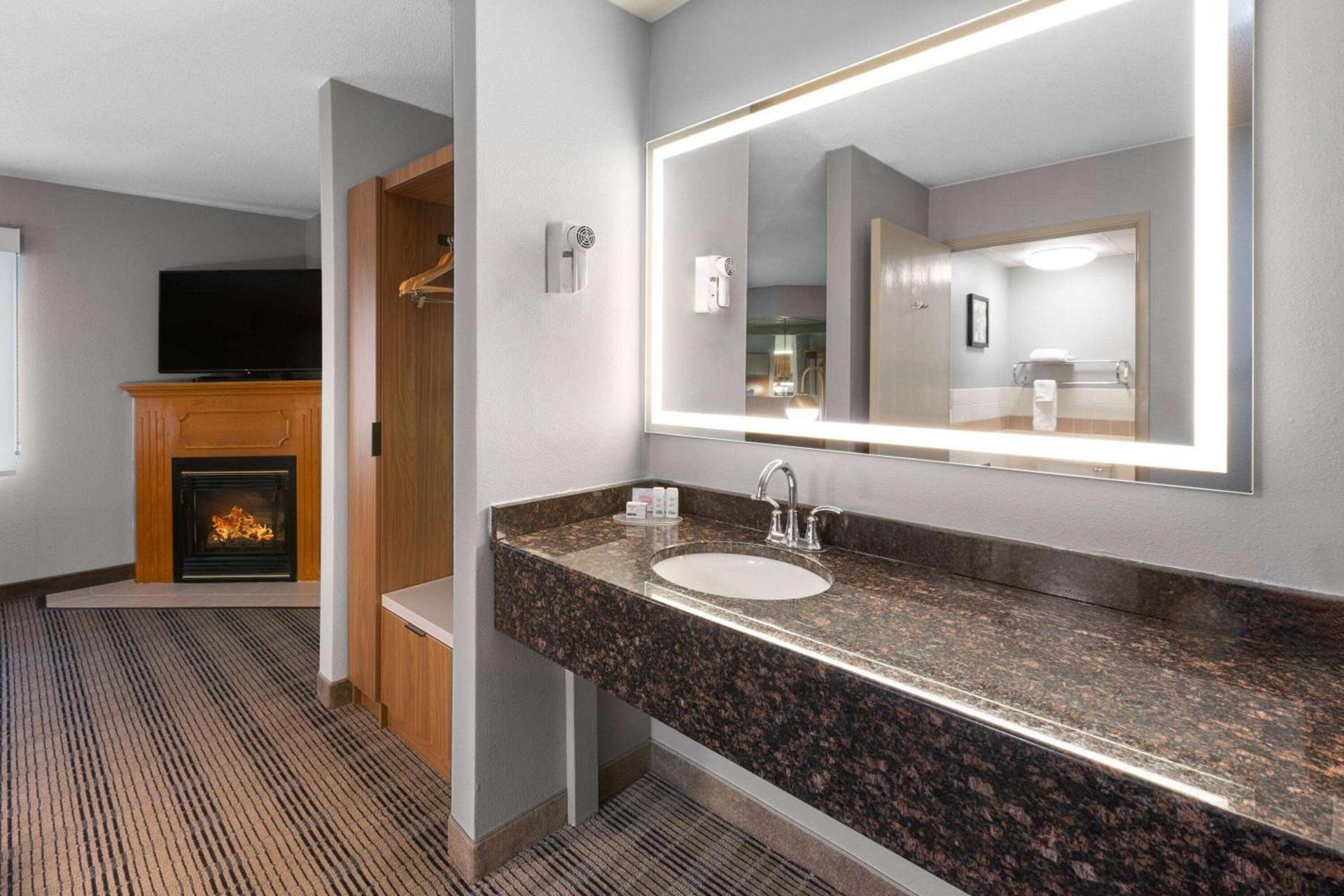 AmericInn by Wyndham North Branch photo 32