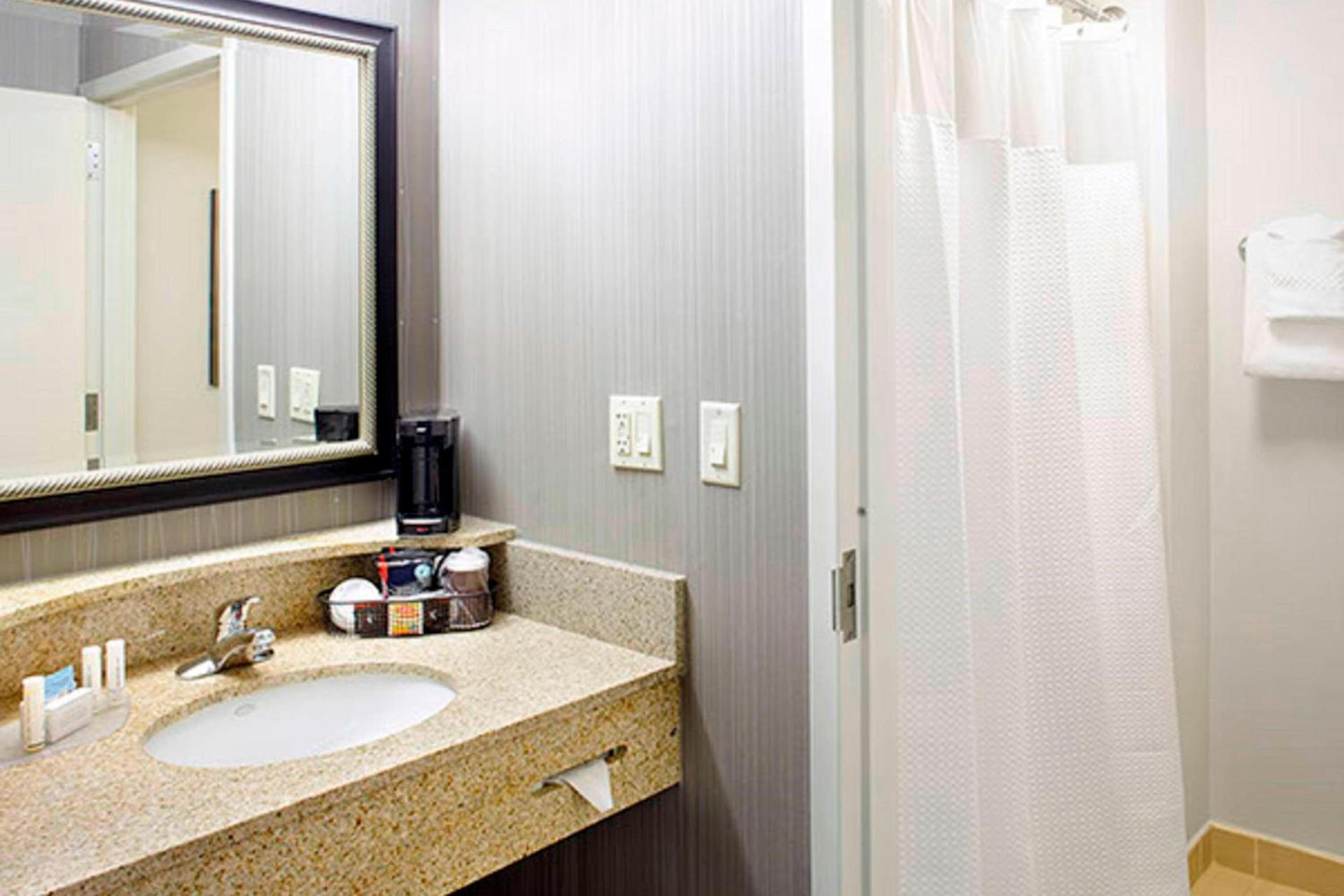 Courtyard by Marriott Akron Stow photo 9