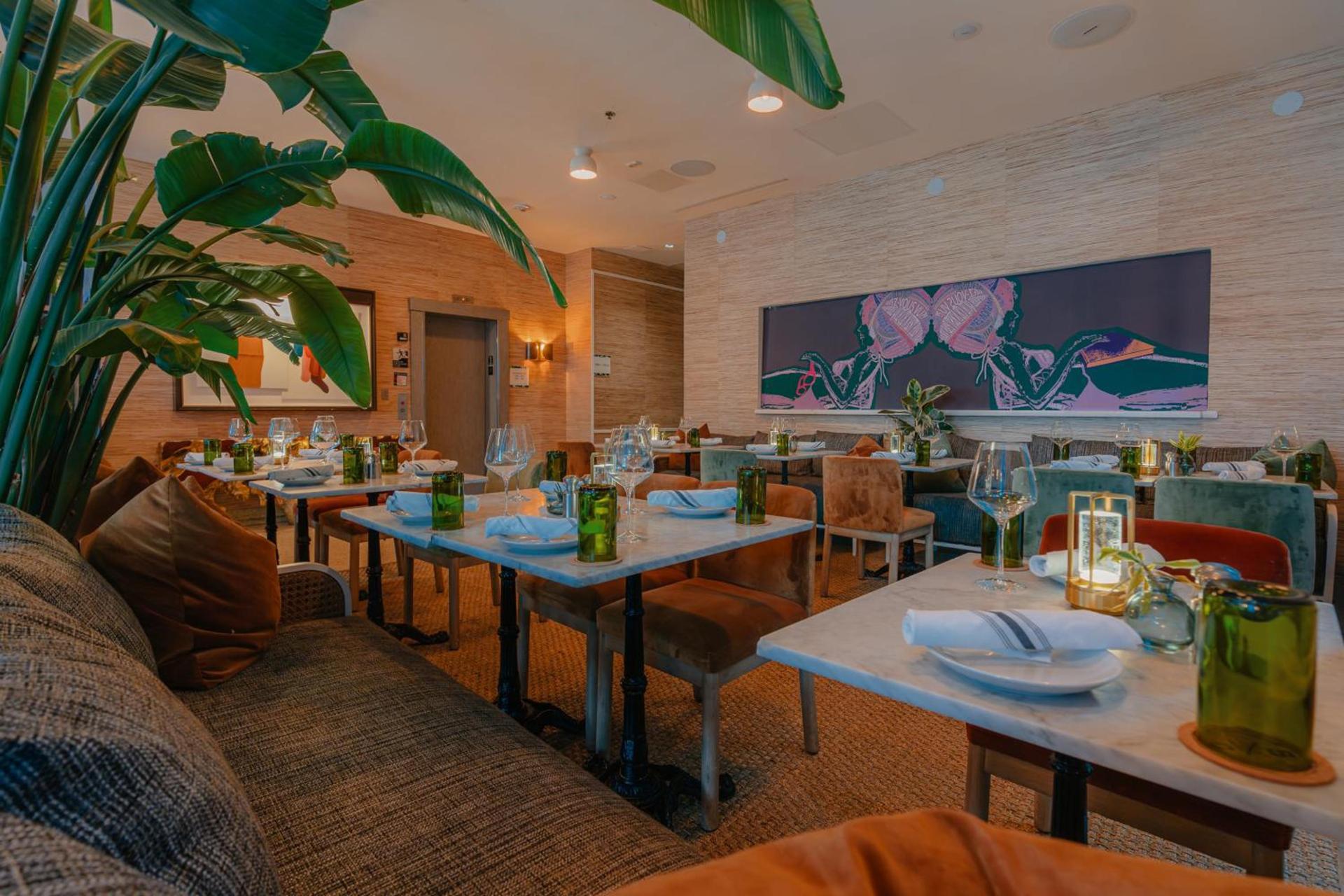 Kimpton Surfcomber Hotel by IHG photo 46