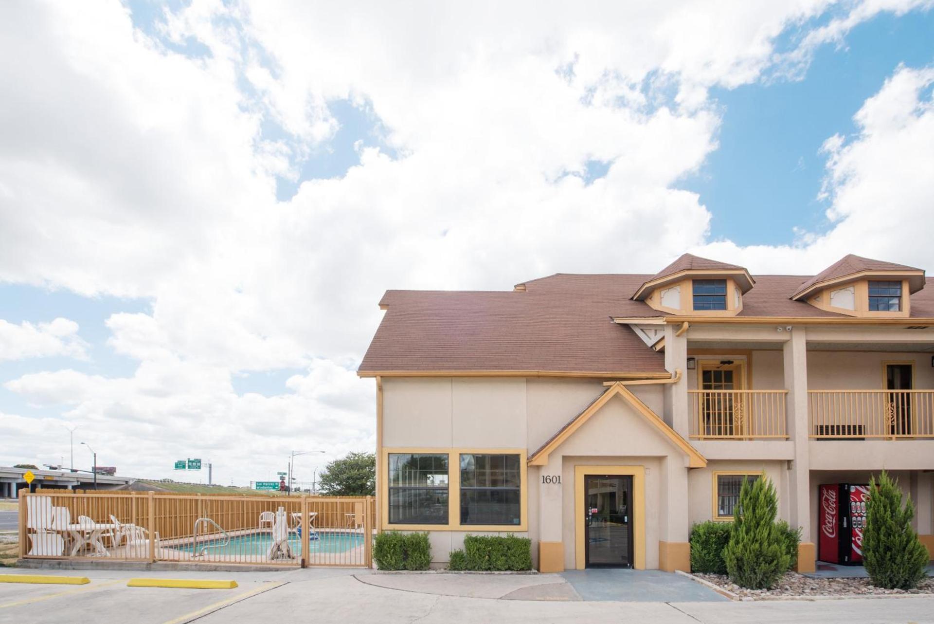 Howard Johnson by Wyndham San Marcos photo 43