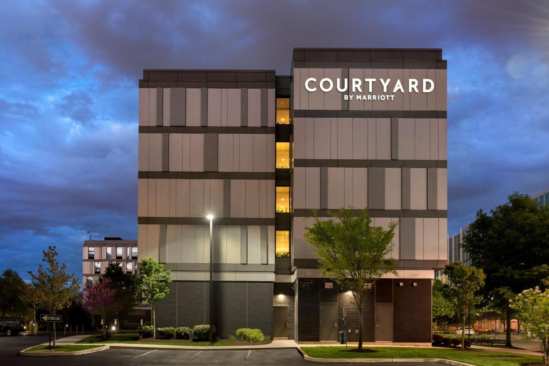 Courtyard by Marriott Philadelphia South at The Navy Yard photo 2