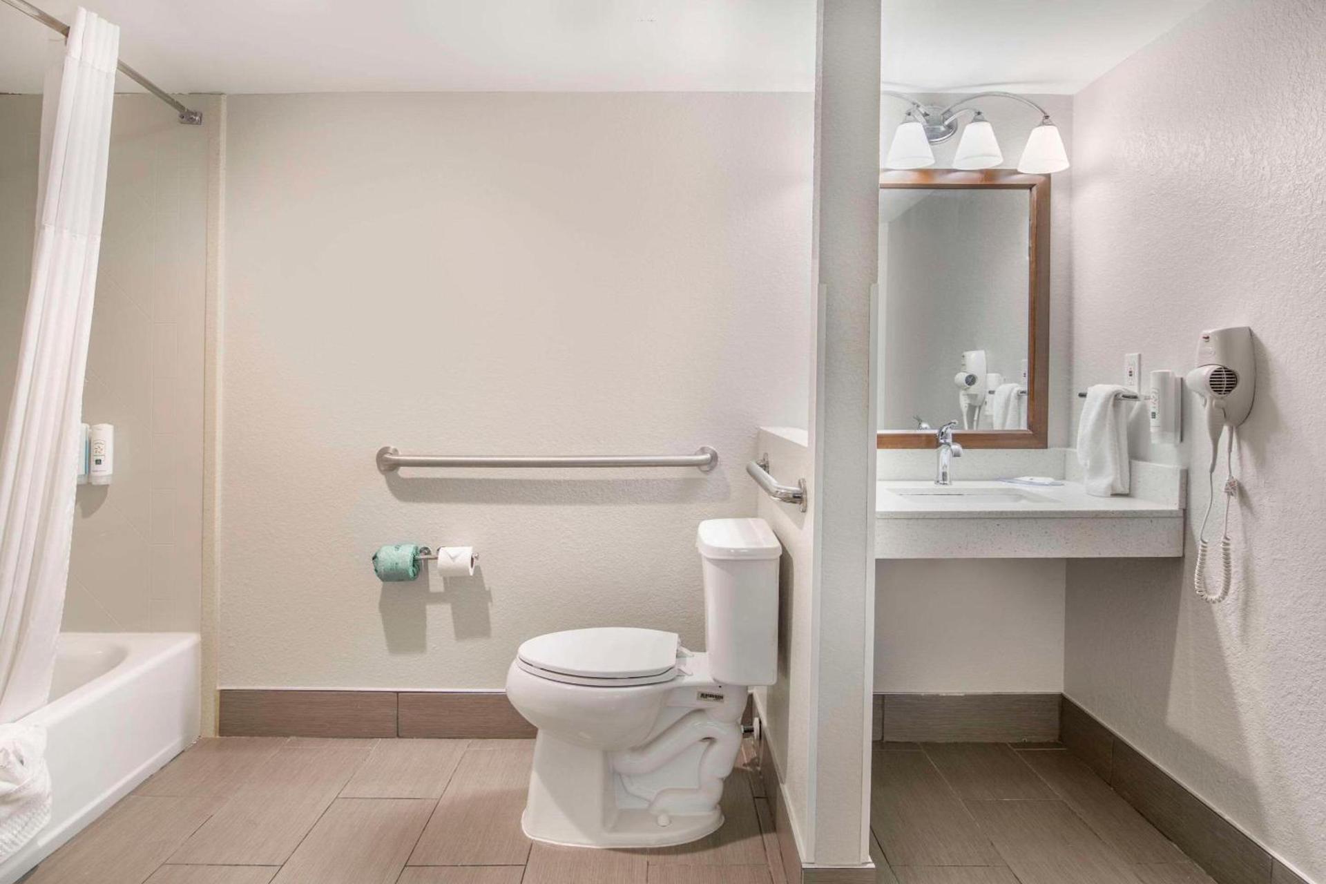Quality Inn & Suites Athens University Area photo 21