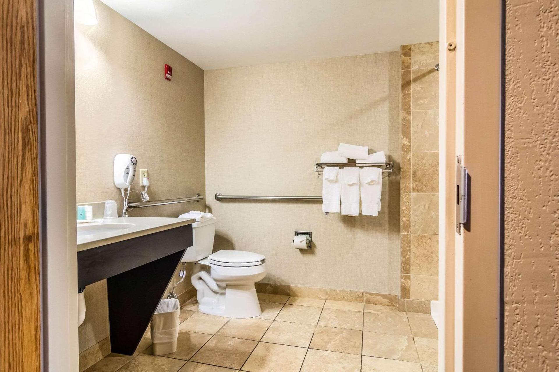 Clarion Inn Cranberry Township photo 12