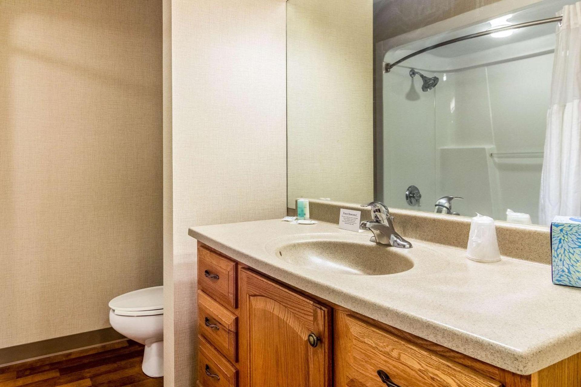 Clarion Inn Cranberry Township photo 14