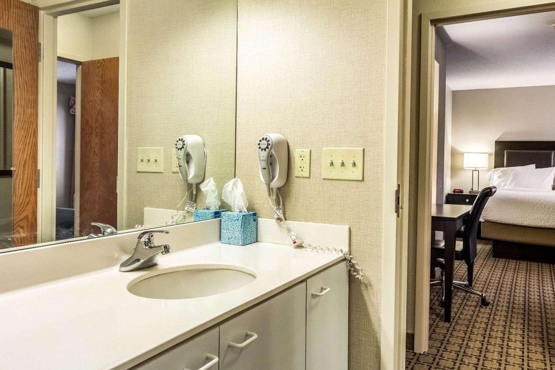 Clarion Inn Cranberry Township photo 15