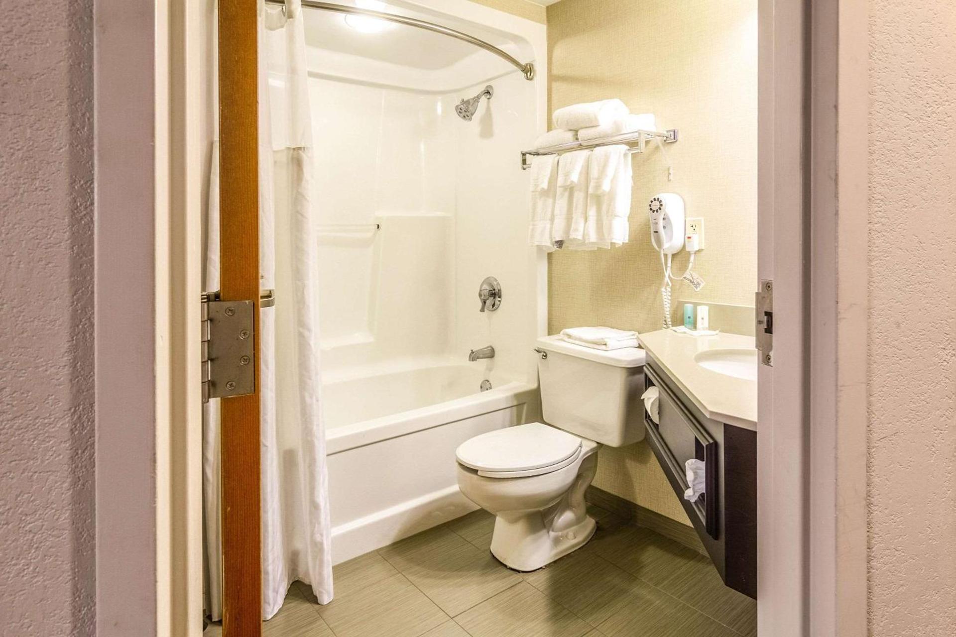 Clarion Inn Cranberry Township photo 17