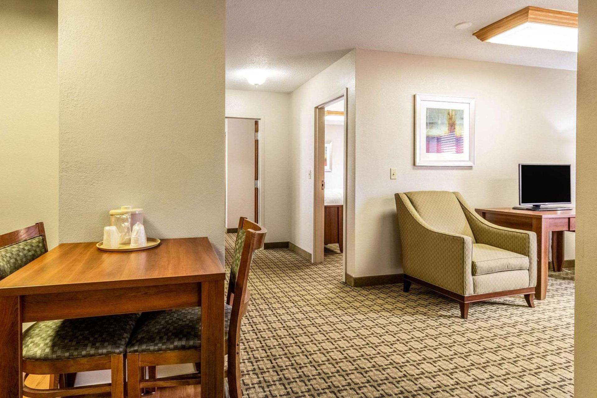 Clarion Inn Cranberry Township photo 25