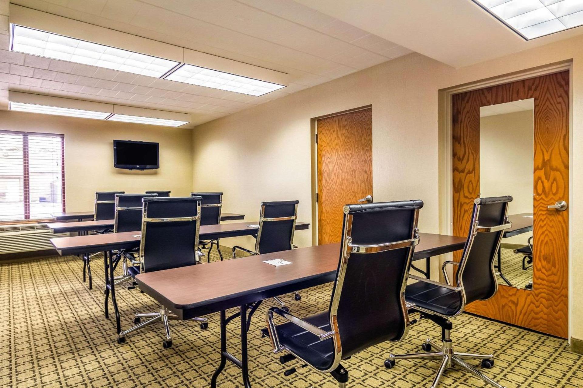 Clarion Inn Cranberry Township photo 30