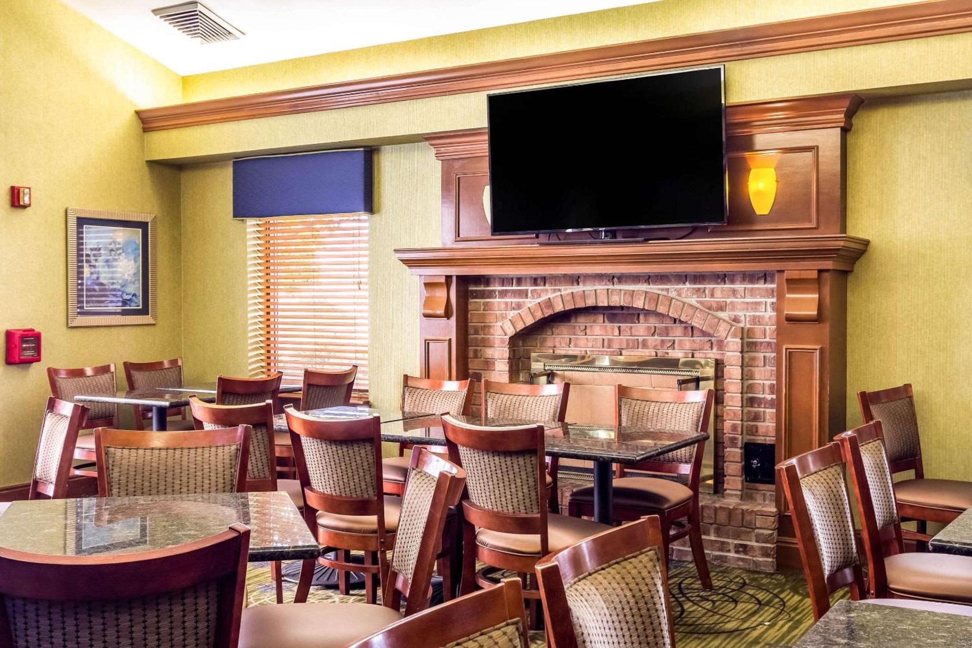 Clarion Inn Cranberry Township photo 39