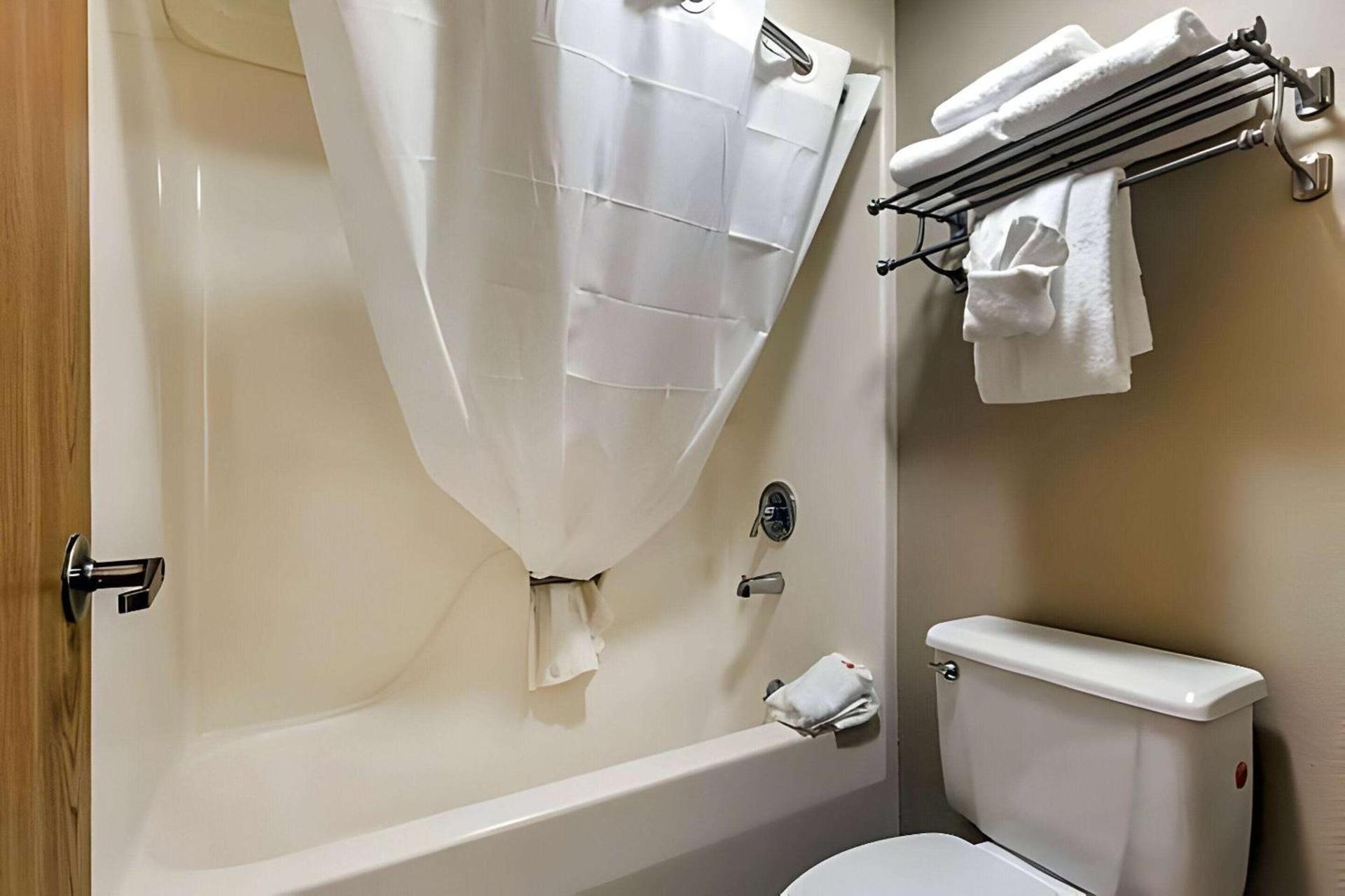 Ramada by Wyndham Branson Theatre District photo 11