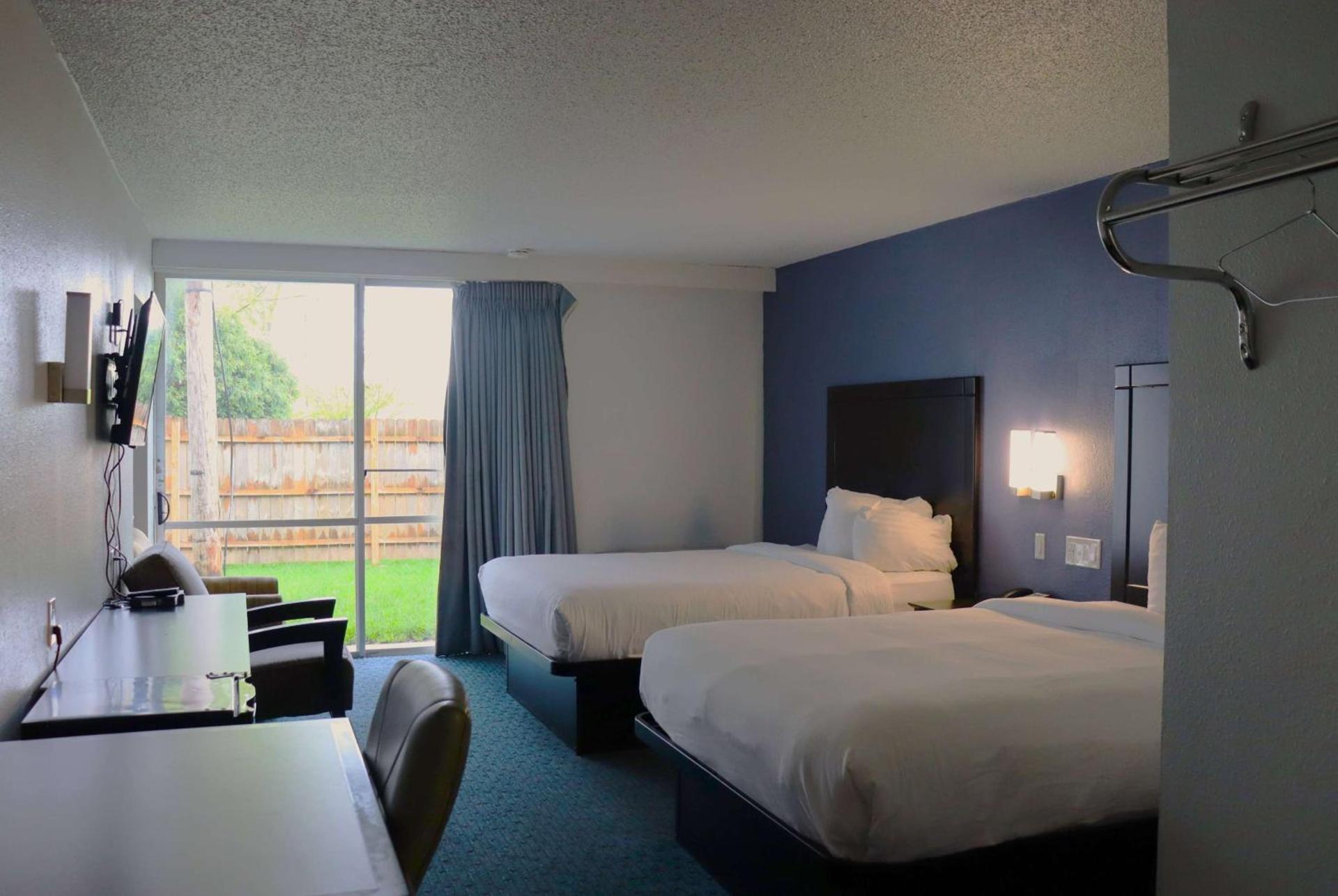 Travelodge by Wyndham Milwaukee photo 43