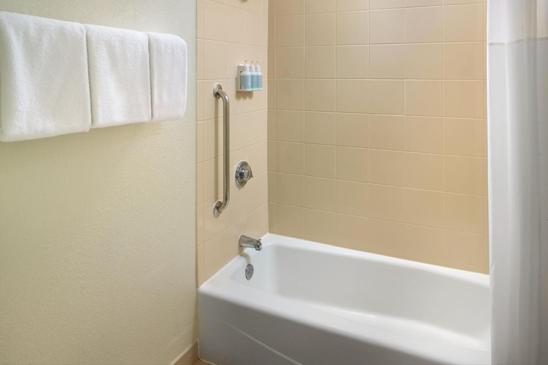 Courtyard by Marriott Atlanta Airport South/Sullivan Road photo 13