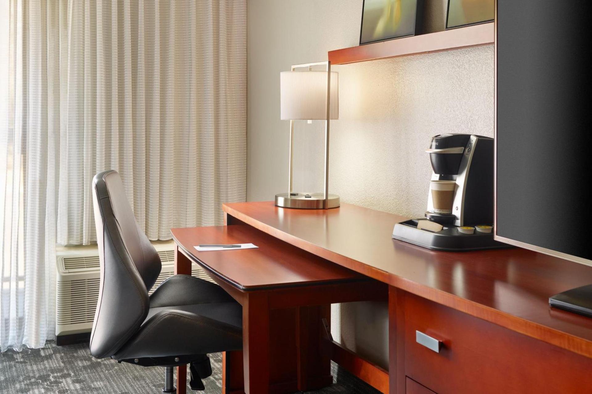 Courtyard by Marriott Atlanta Airport South/Sullivan Road photo 8