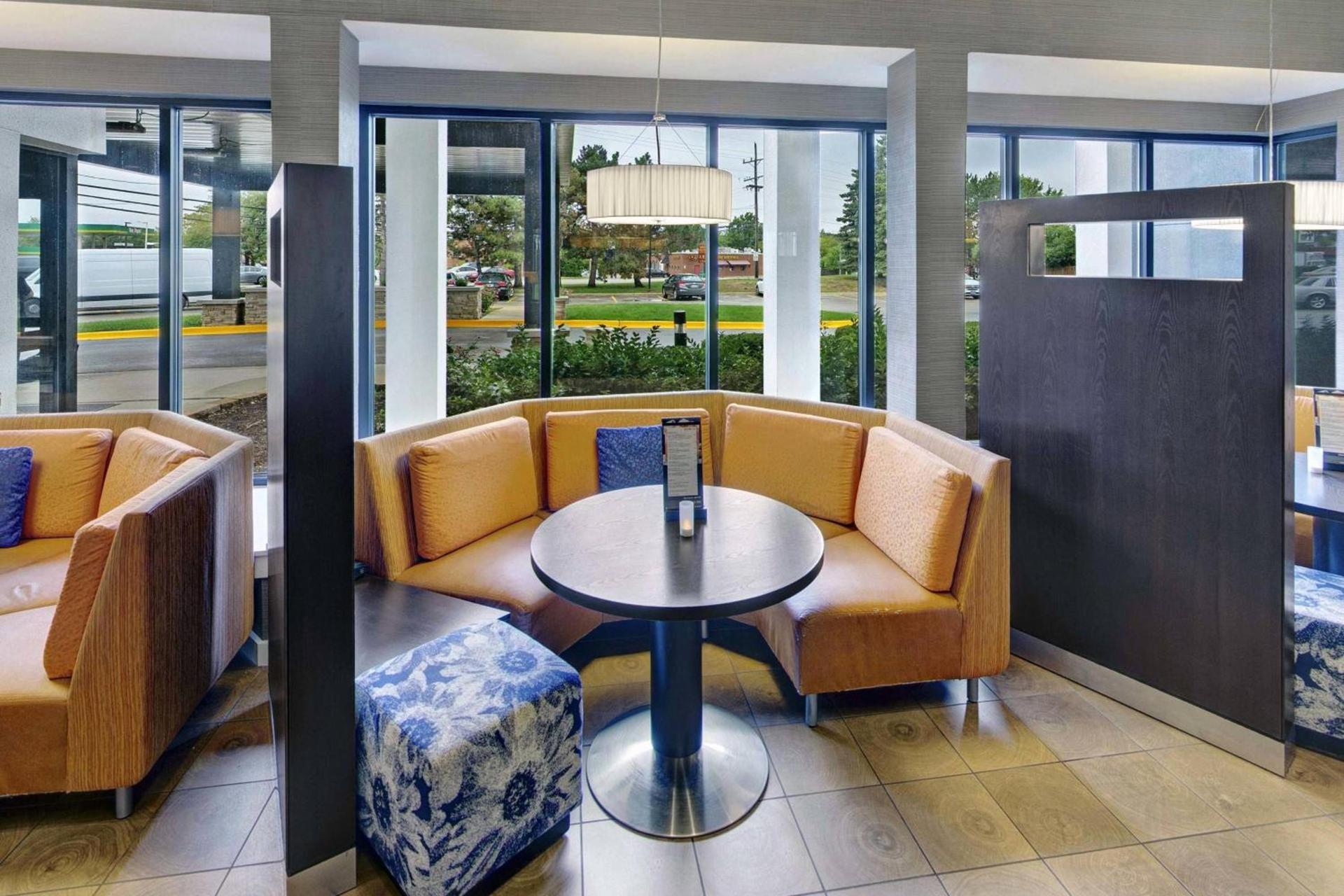 Courtyard Chicago Glenview/Northbrook photo 14