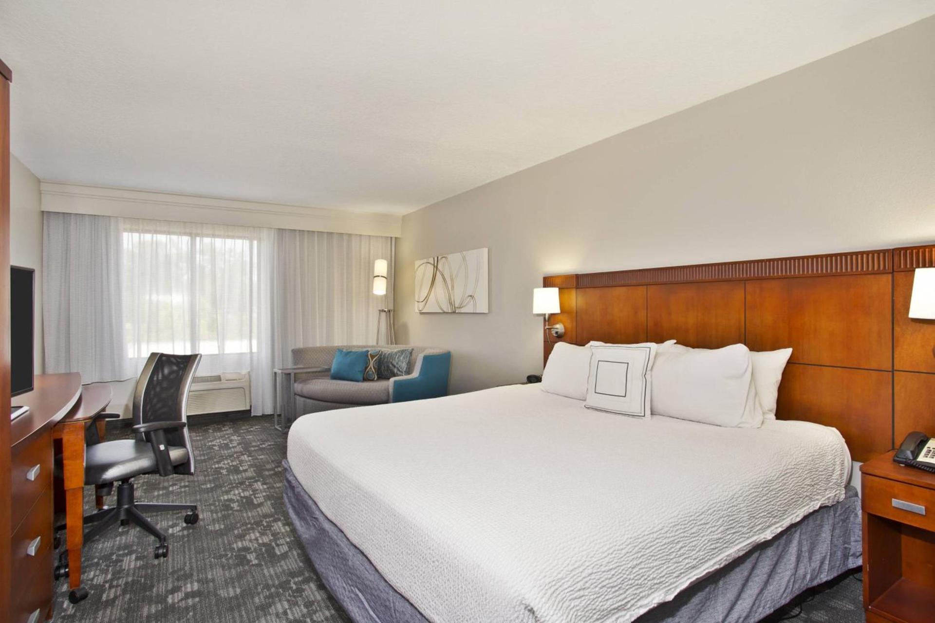 Courtyard by Marriott Gulfport Beachfront photo 5
