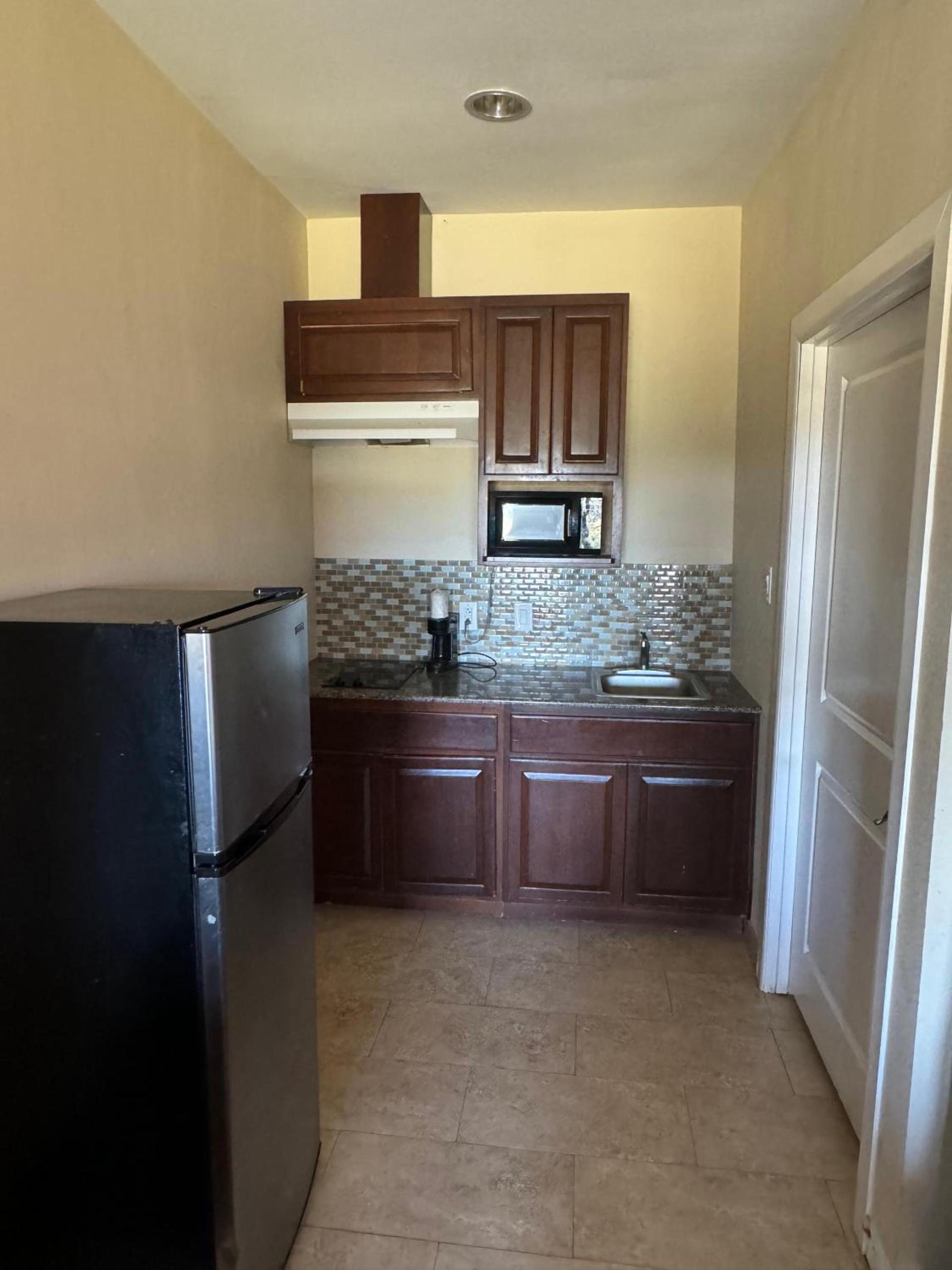 Westwood Inn Extended Stay Gonzales TX photo 2