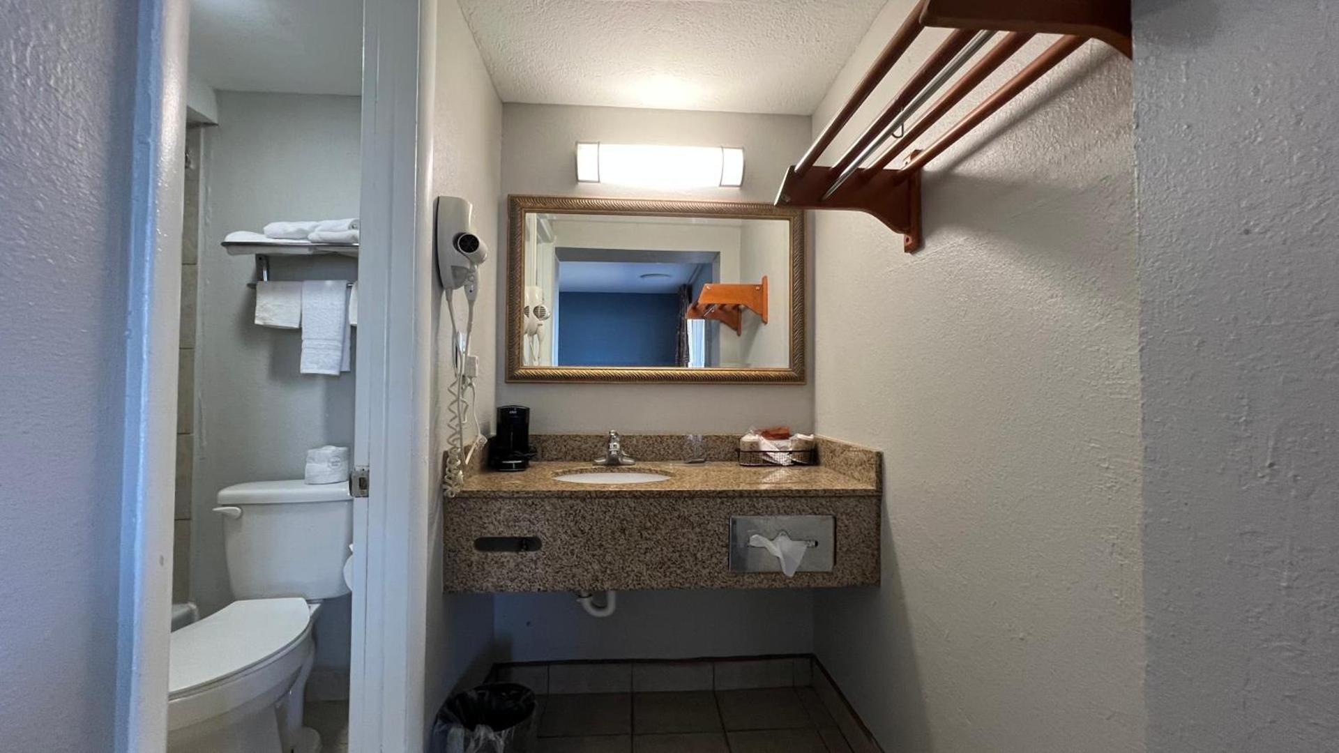 Regency Inn photo 3