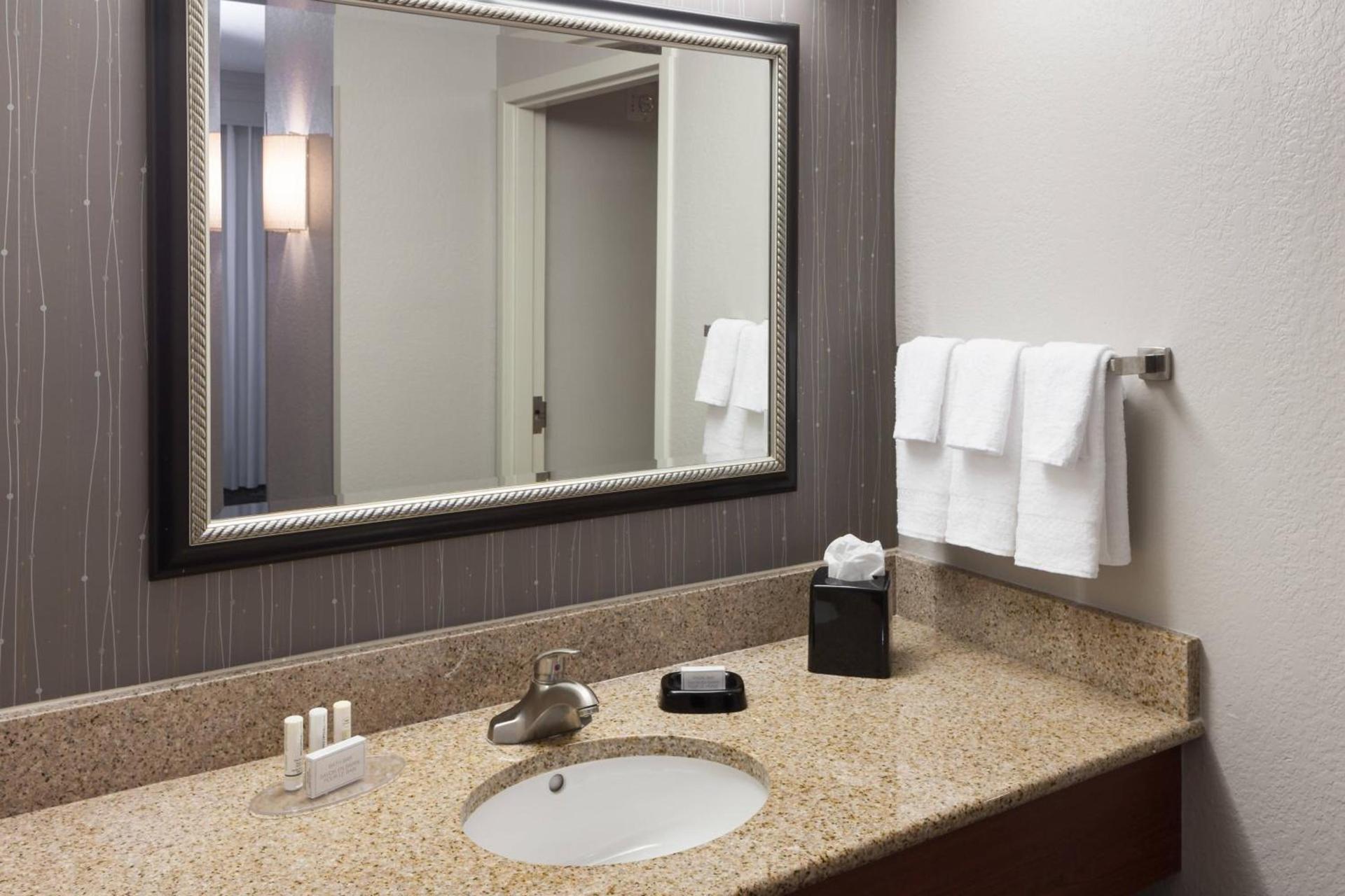 Courtyard by Marriott Miami at Dolphin Mall photo 34