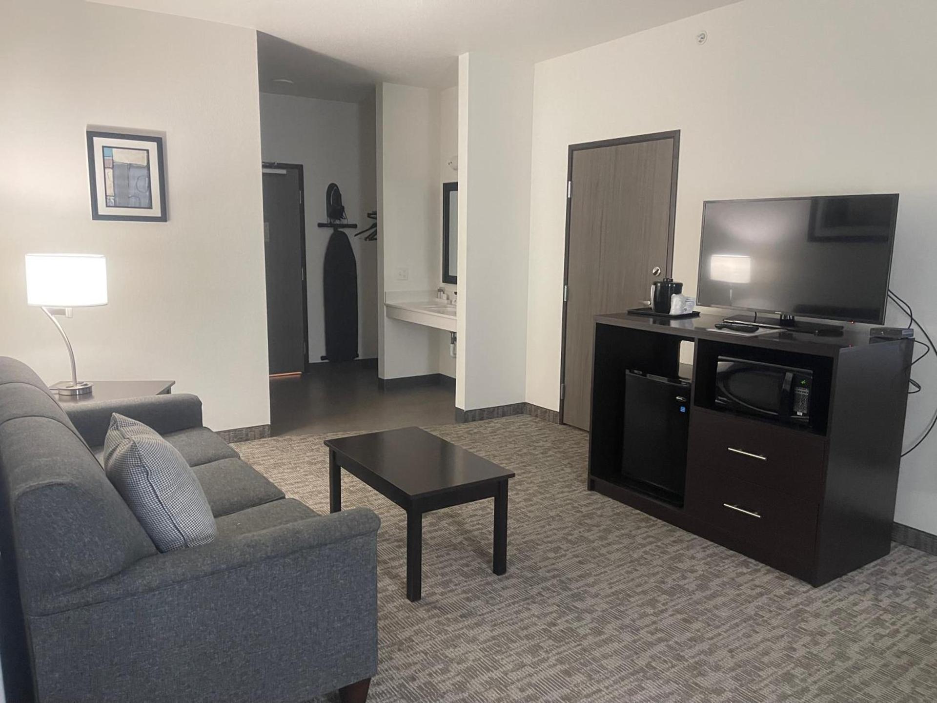 The Grove Inn And Suites photo 2