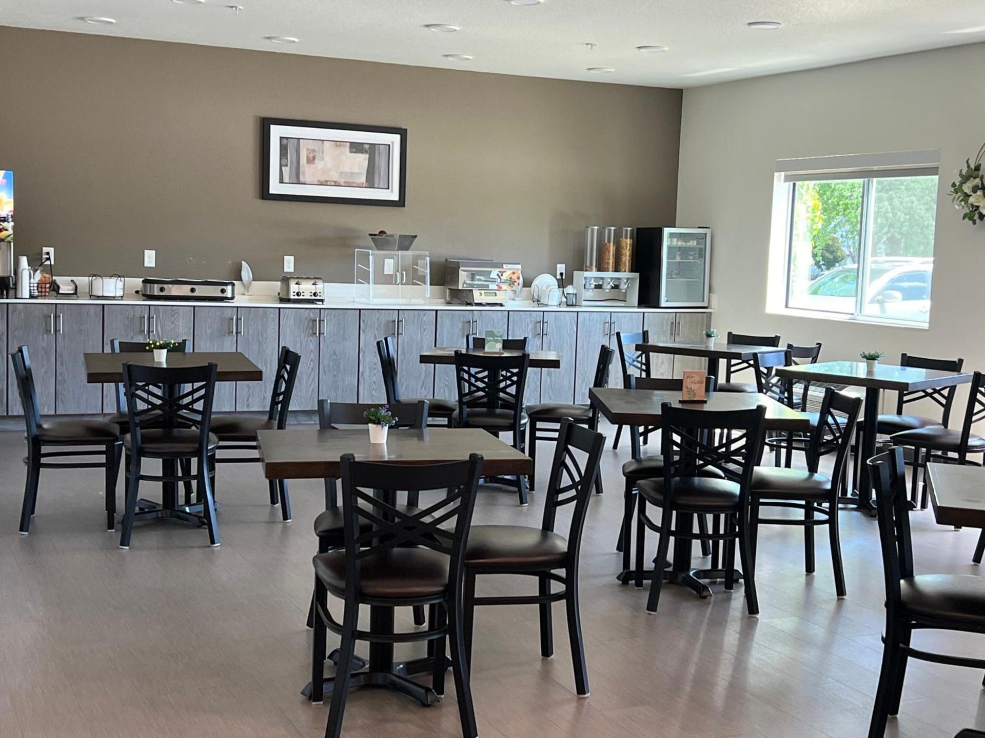 The Grove Inn And Suites photo 3