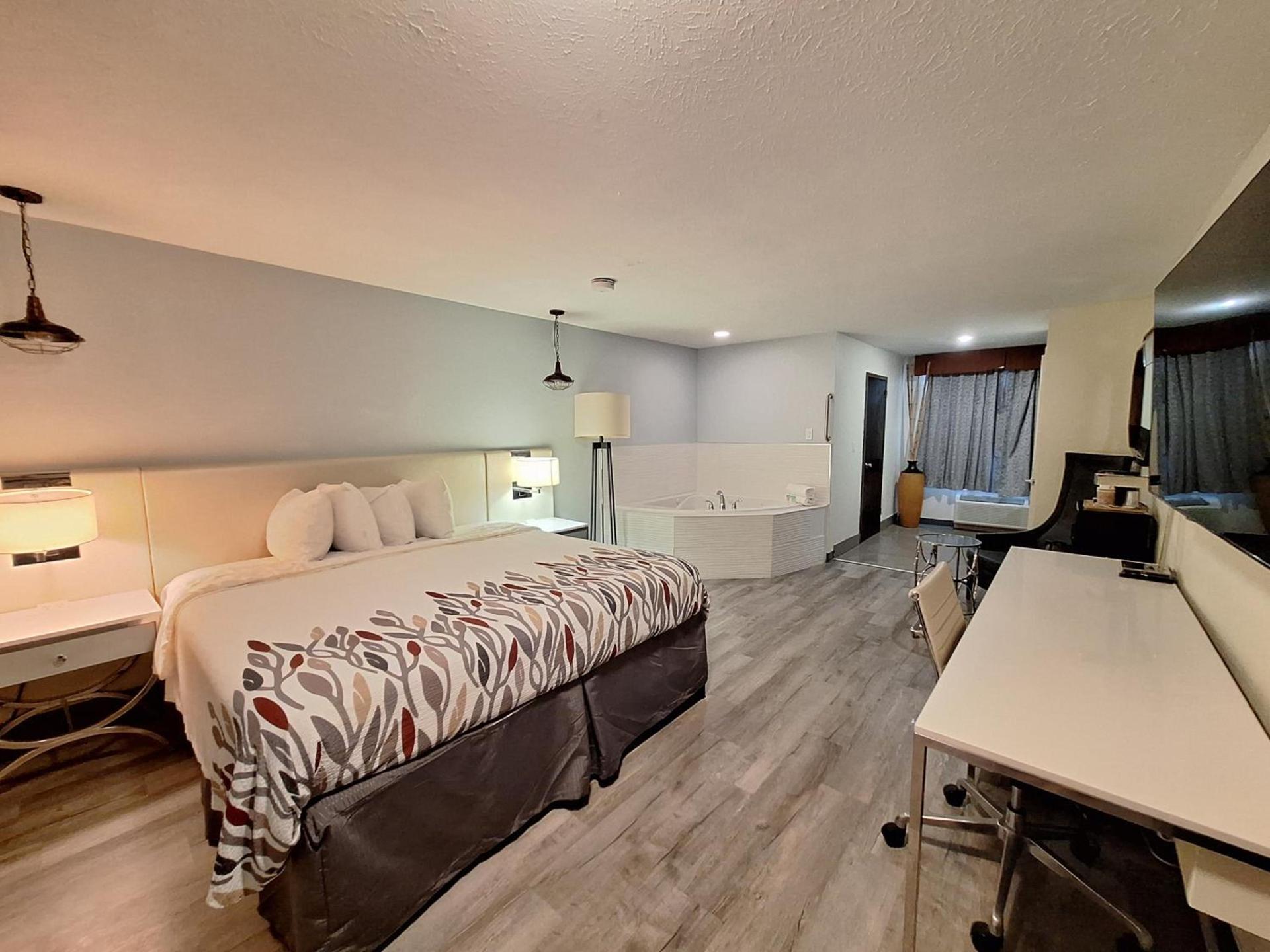 Travelodge by Wyndham Indianapolis Speedway photo 29