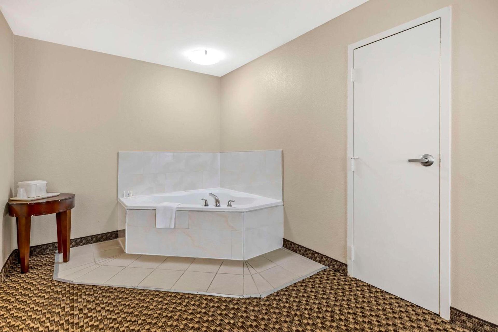 Comfort Suites Port Allen - Baton Rouge photo 15
