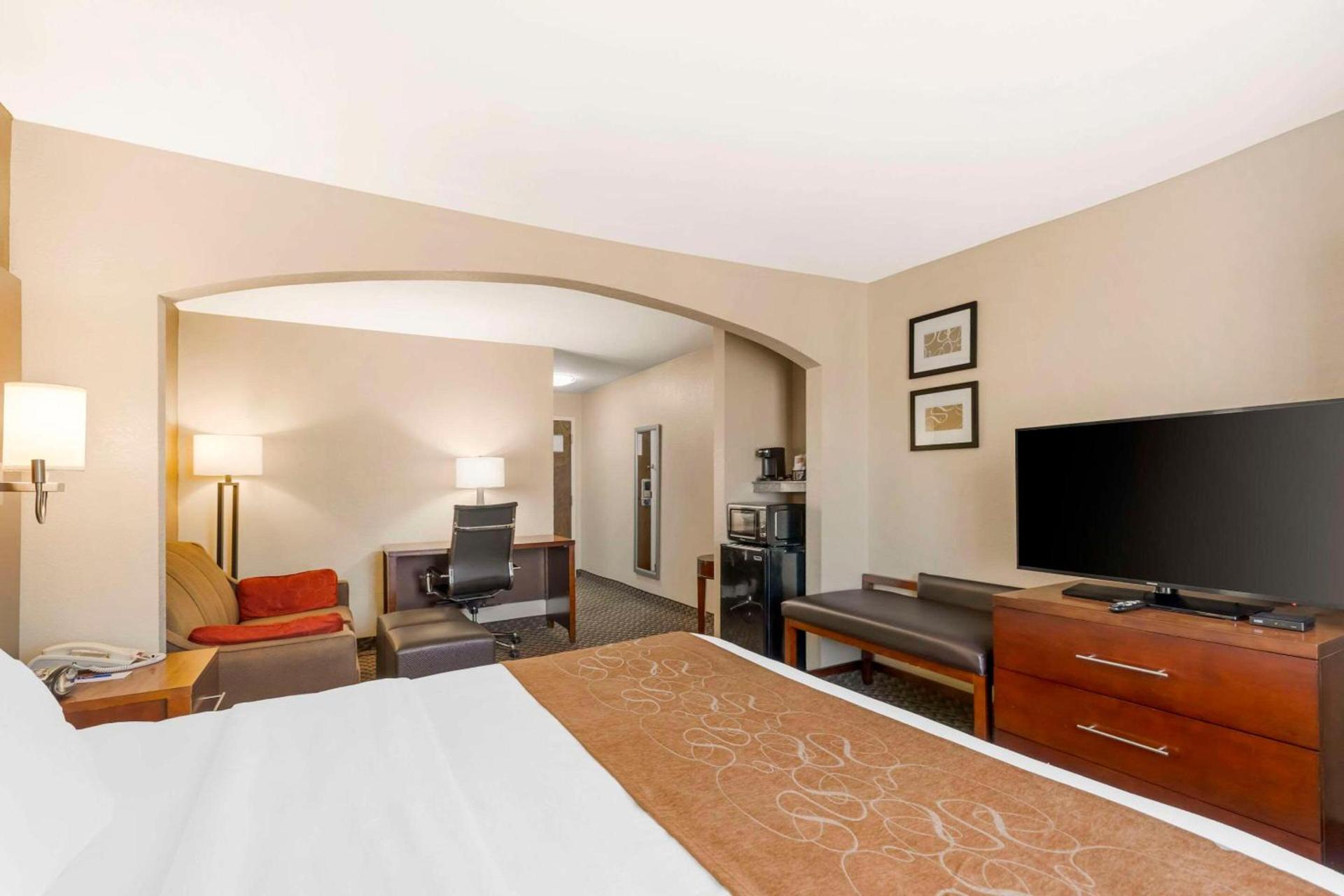 Comfort Suites Port Allen - Baton Rouge photo 18