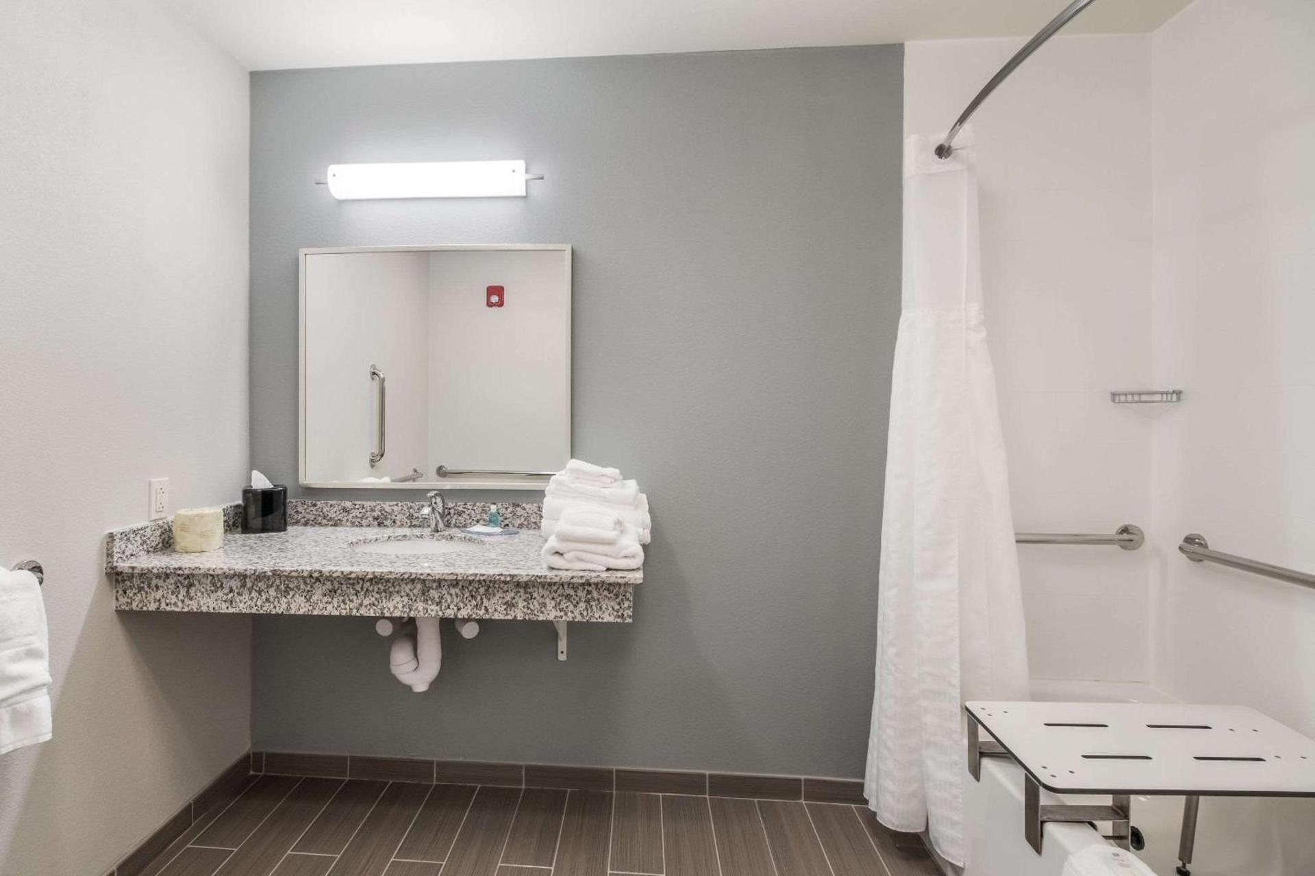 MainStay Suites at Discovery Park of America photo 22