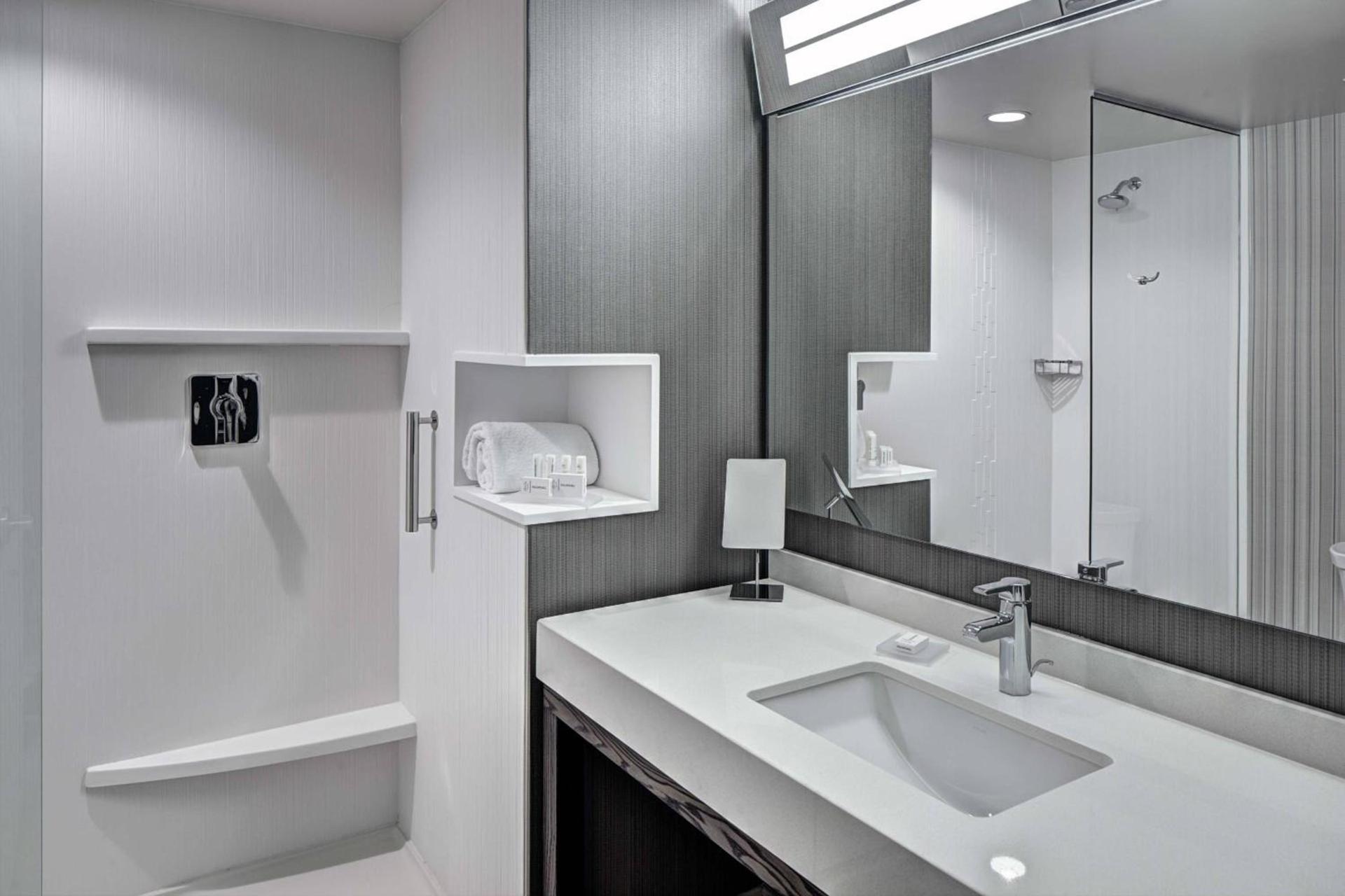 Courtyard by Marriott Appleton Riverfront photo 16