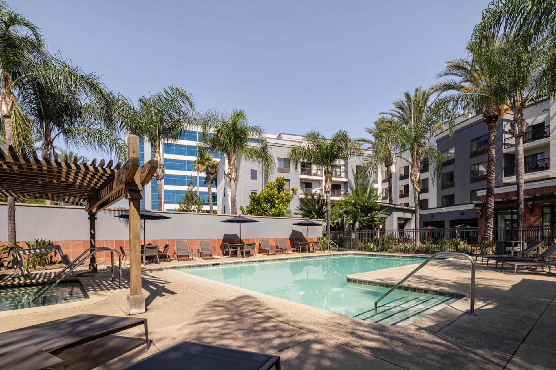 Courtyard Los Angeles Burbank Airport photo 2