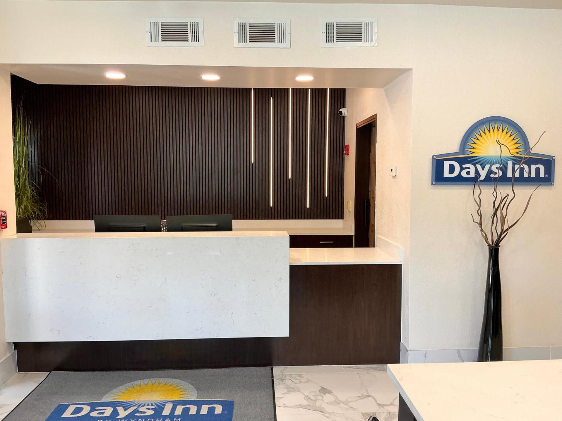 Days Inn by Wyndham Arlington photo 2