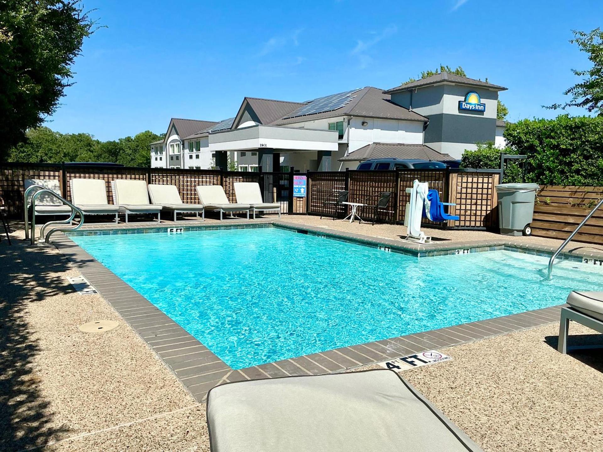 Days Inn by Wyndham Arlington photo 30