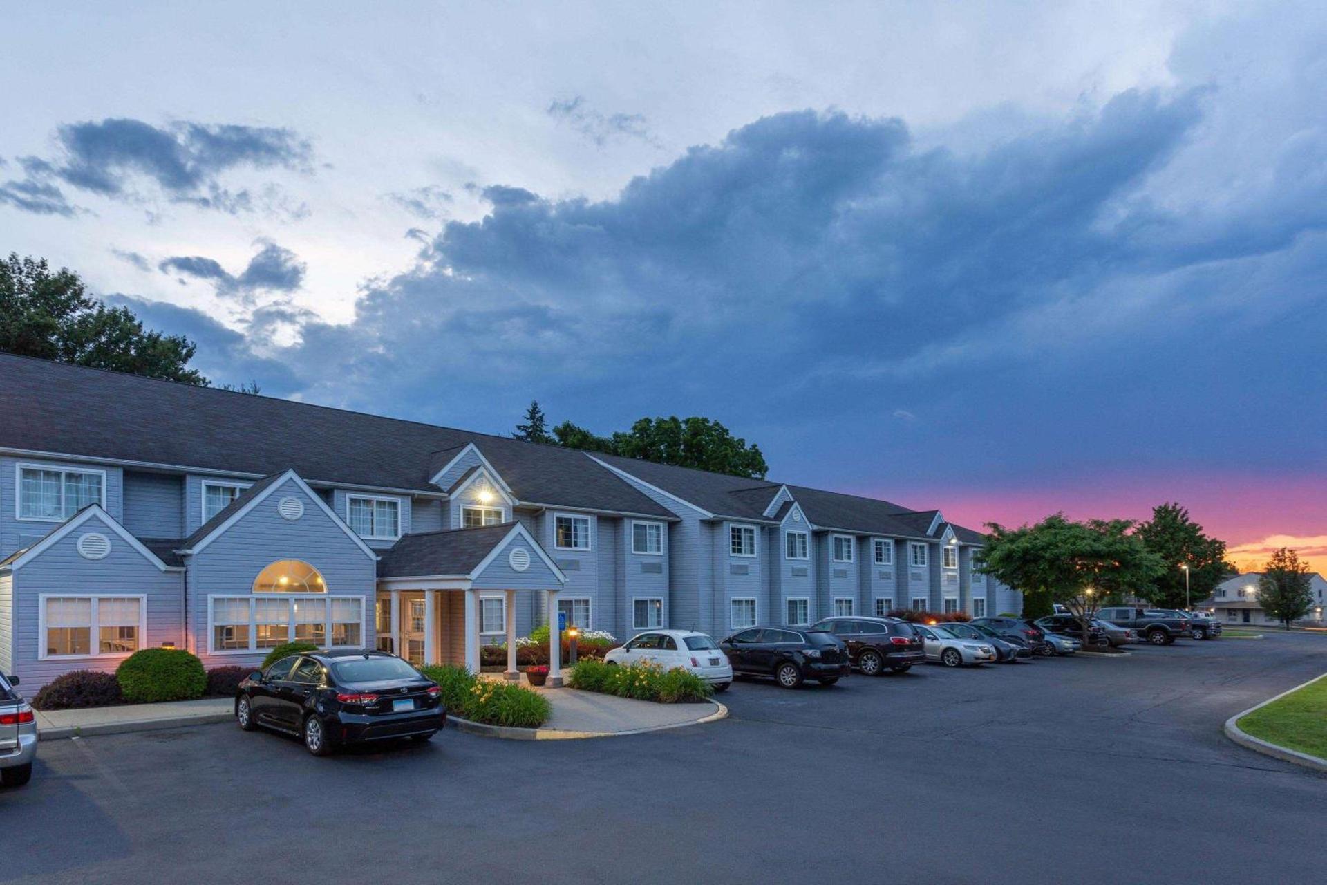 Microtel Inn & Suites by Wyndham Bethel/Danbury photo 2