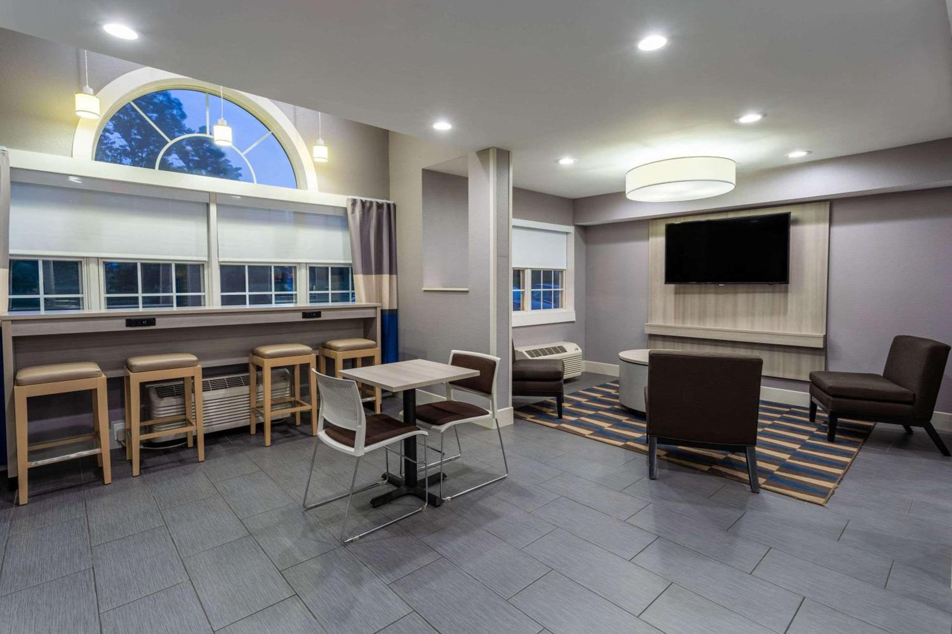 Microtel Inn & Suites by Wyndham Bethel/Danbury photo 3