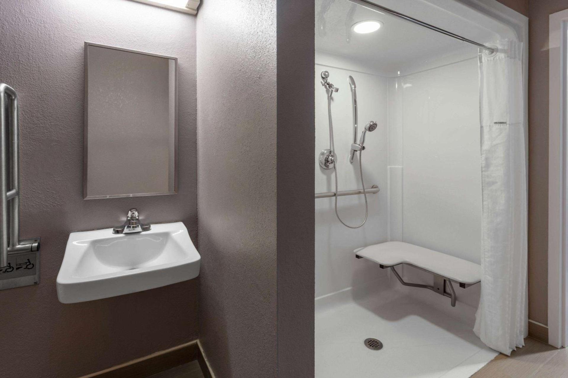 Microtel Inn & Suites by Wyndham Bethel/Danbury photo 10
