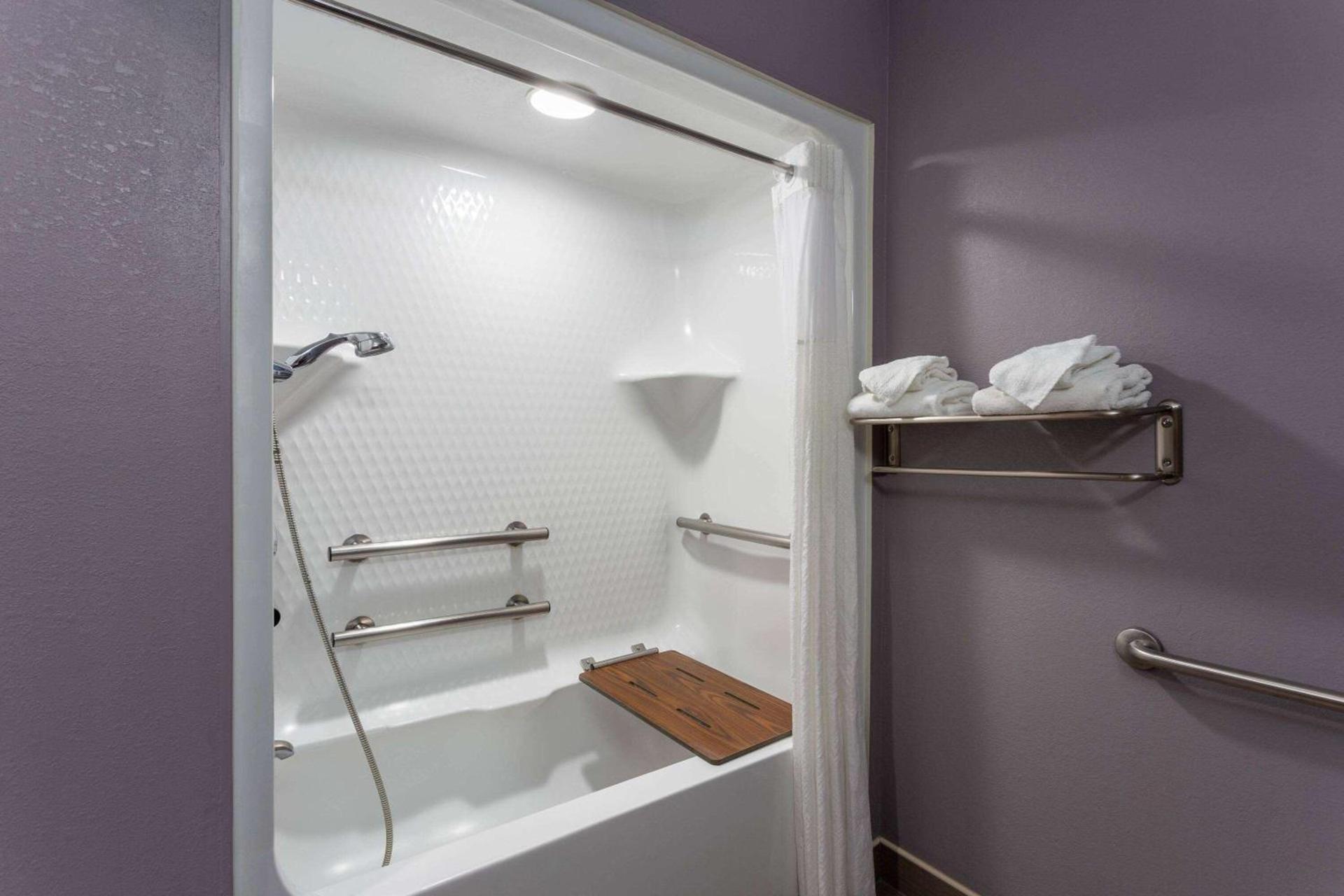 Microtel Inn & Suites by Wyndham Bethel/Danbury photo 11