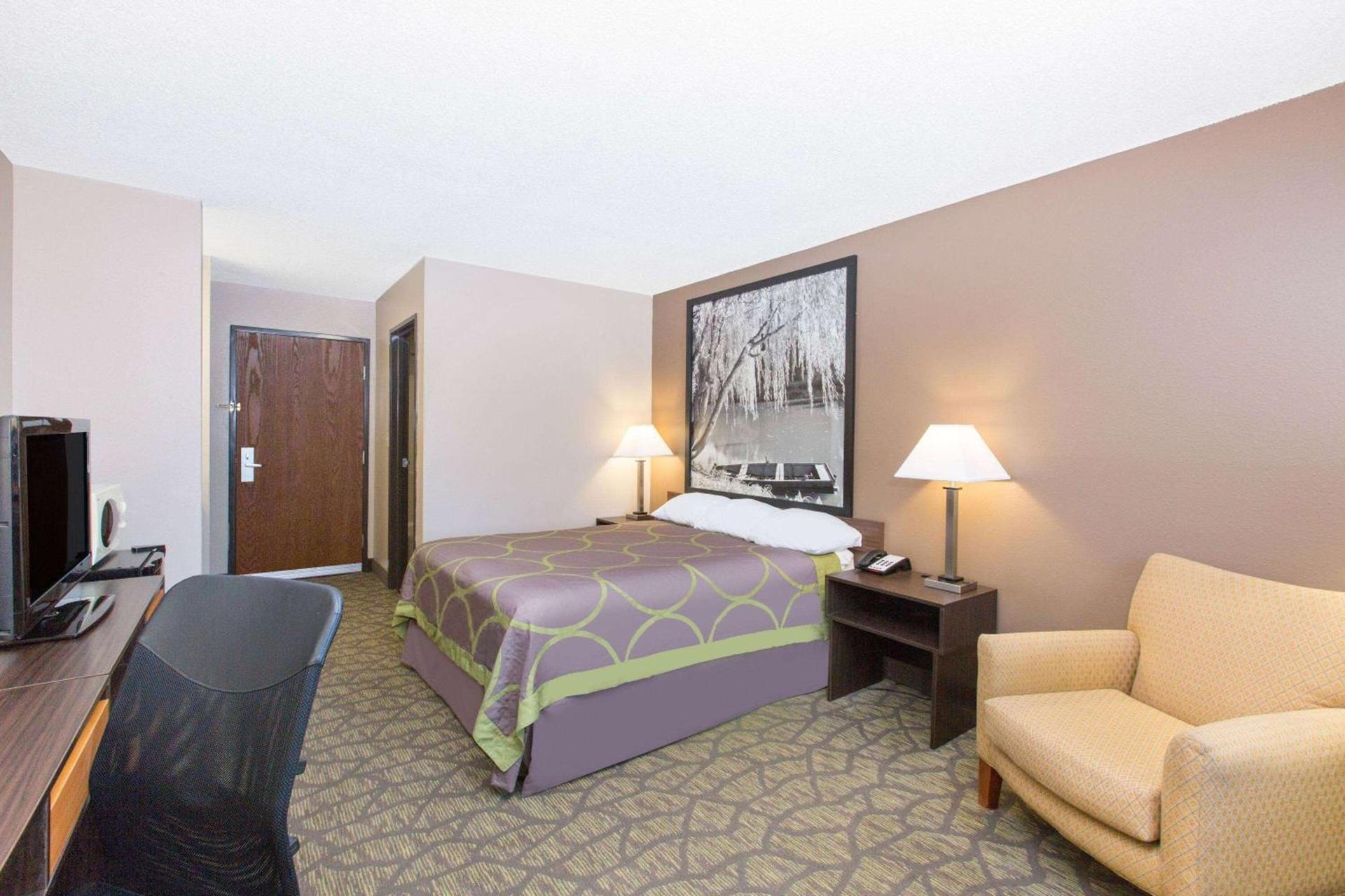 Super 8 by Wyndham Belleville photo 13