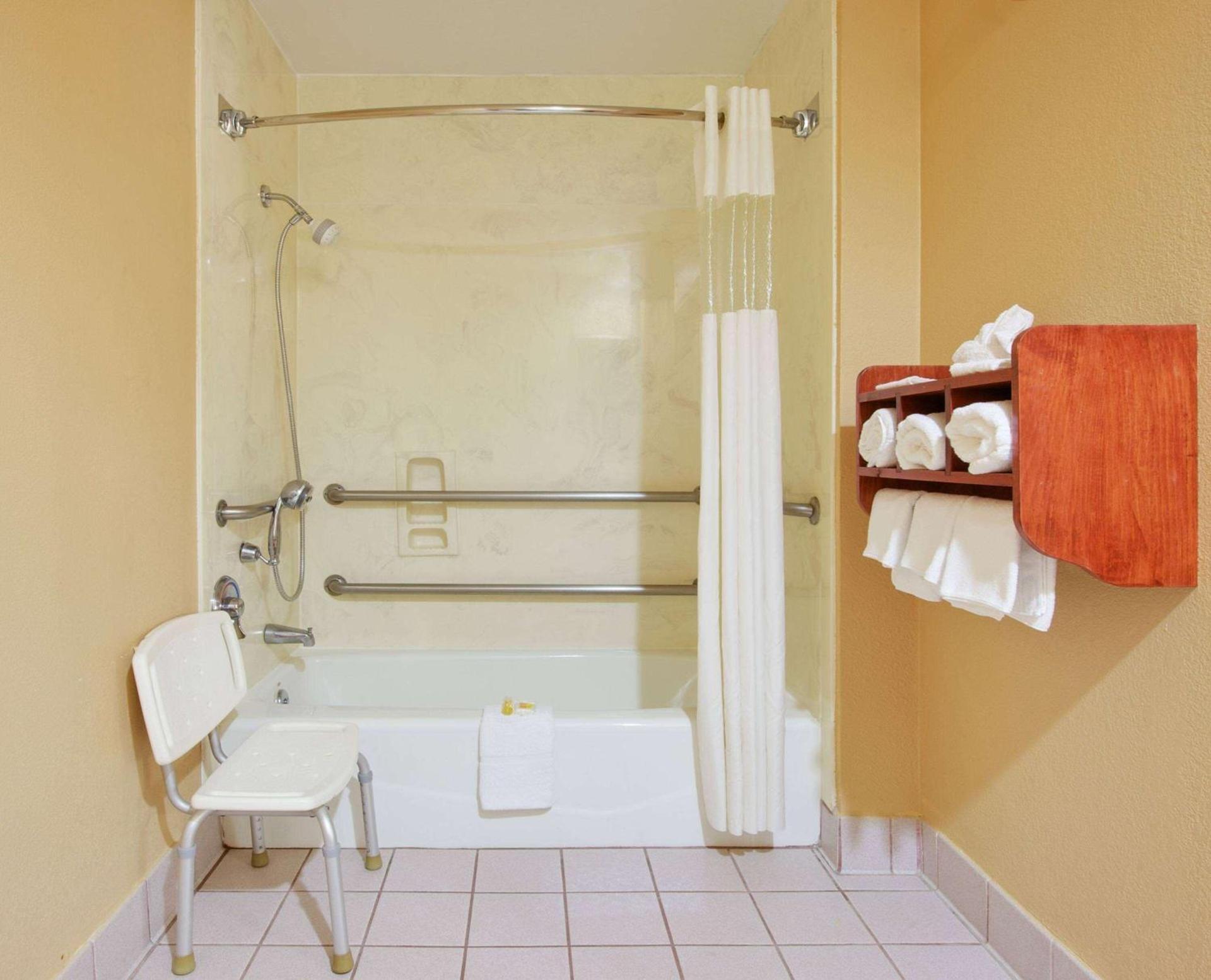 Hotel Blue Fairfield TX photo 5