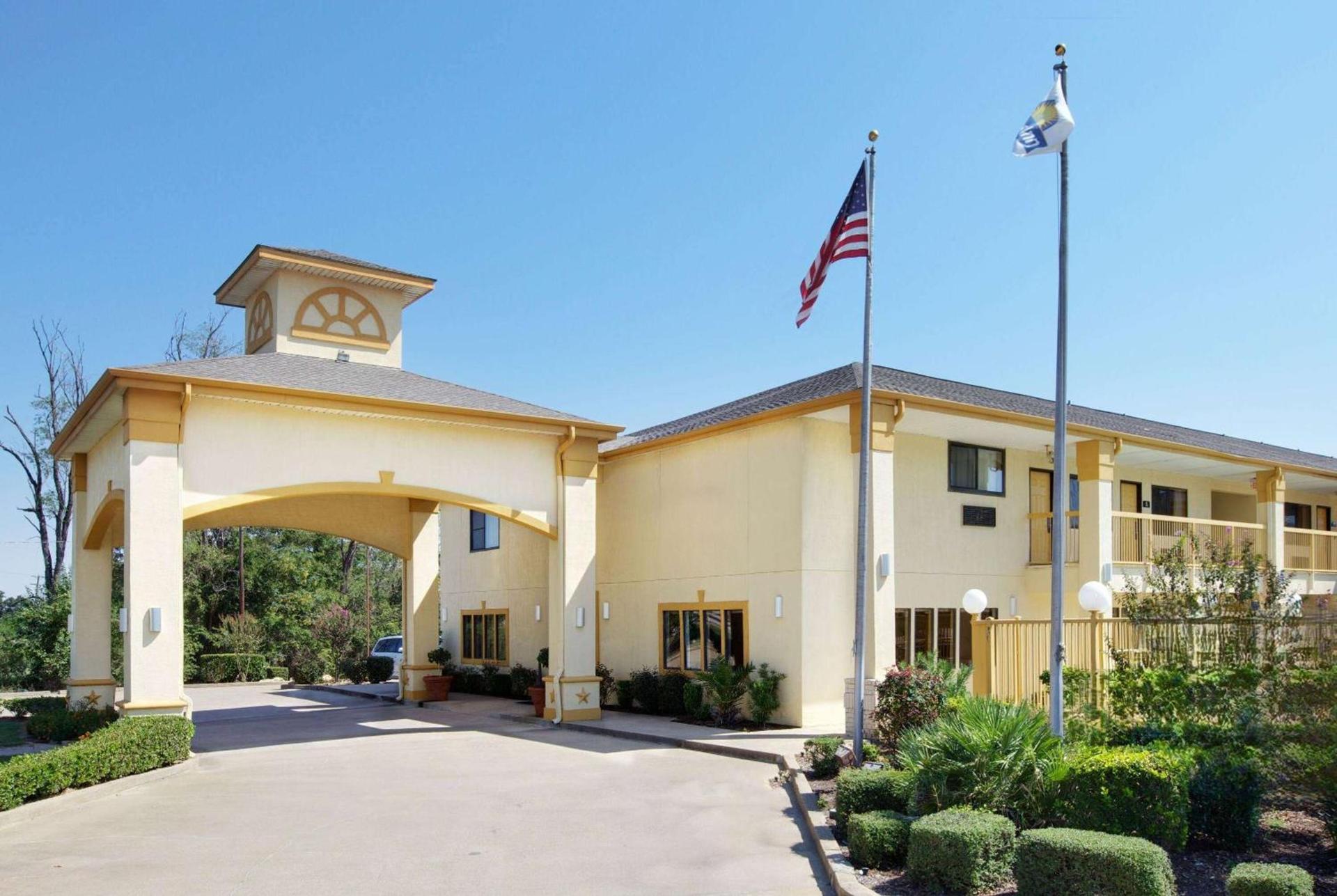 Hotel Blue Fairfield TX photo 2