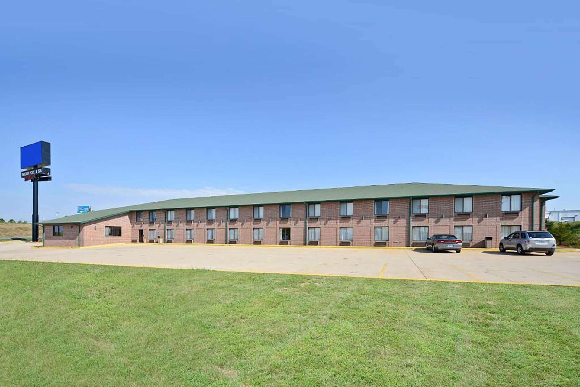 Days Inn by Wyndham Ozark Springfield photo 1